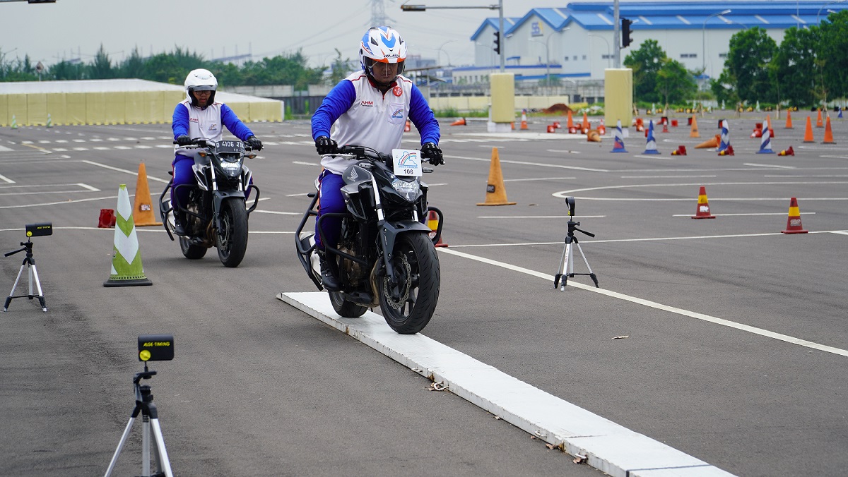 Instruktur AHM Safety Riding mendemonstrasikan keamanan berkendara