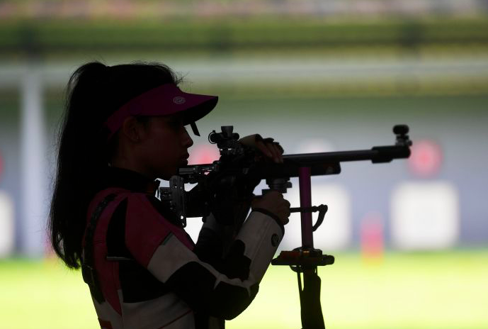 Ilustrasi atlet menembak yang ikut kompetisi menembak.
