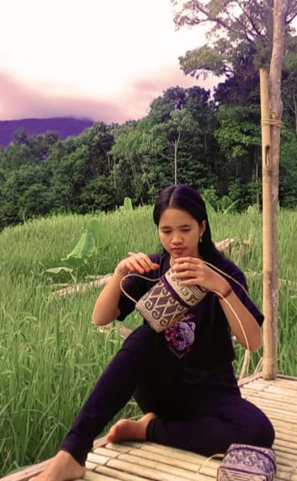 Dinda Sari alias Ikit menekuni seni kerajinan tangan sebagai tambahan nafkah keluarga