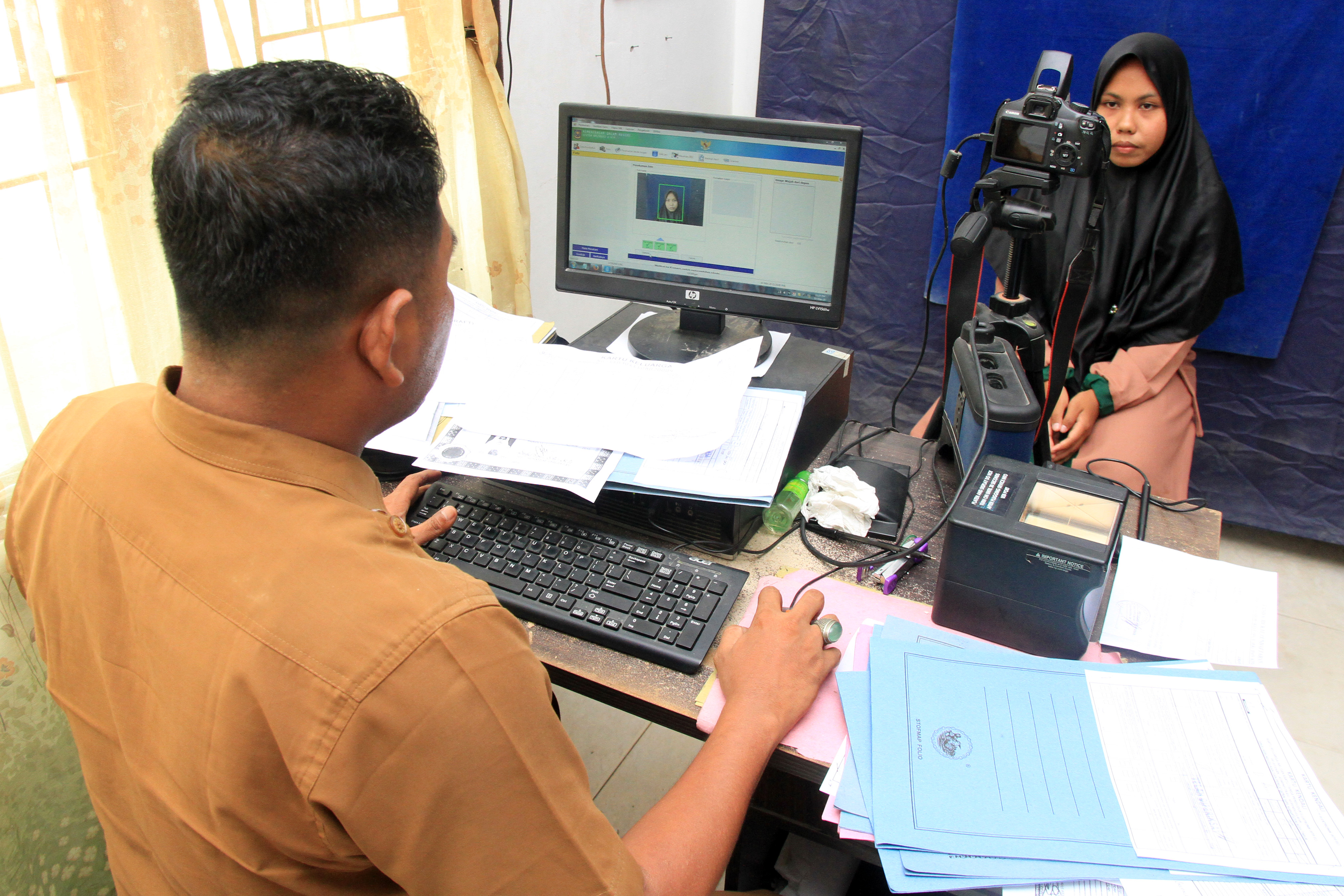 Dispendukcapil Kota Depok, Jawa Barat hari ini kembali melayani pencetakan Kartu Tanda Penduduk Elektronik (e-KTP), Kamis (5/1/2022)