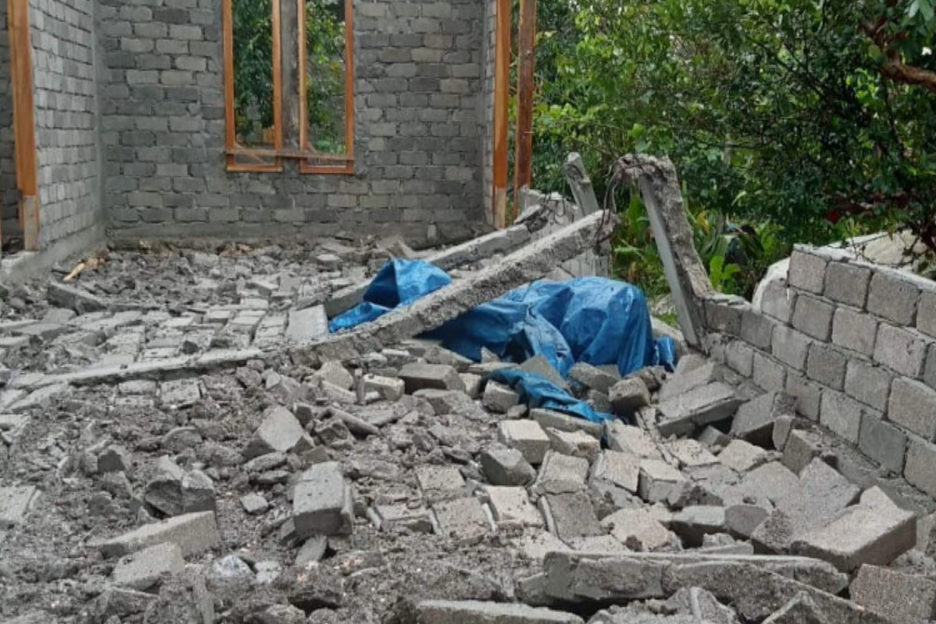 Rumah yang ambruk akibat gempa.