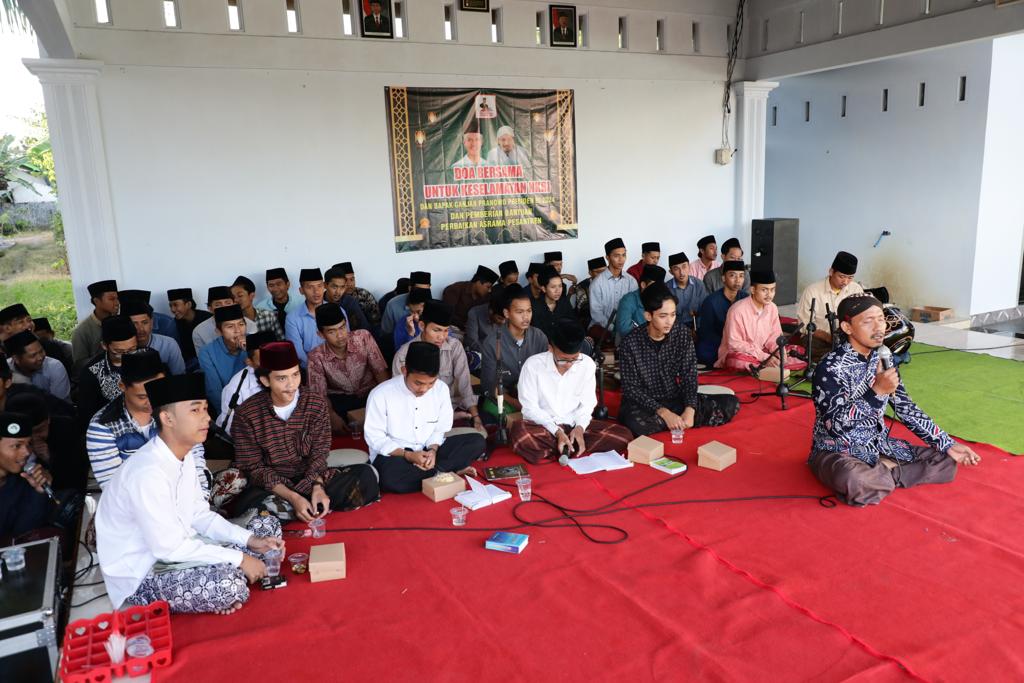 Komunitas Gus-Gus Nusantara (GGN) menyerahkan bantuan rehabilitasi asrama santri di Ponpes Hidayatul Falah, Desa Bendilwungu, Kab.Tulungagun