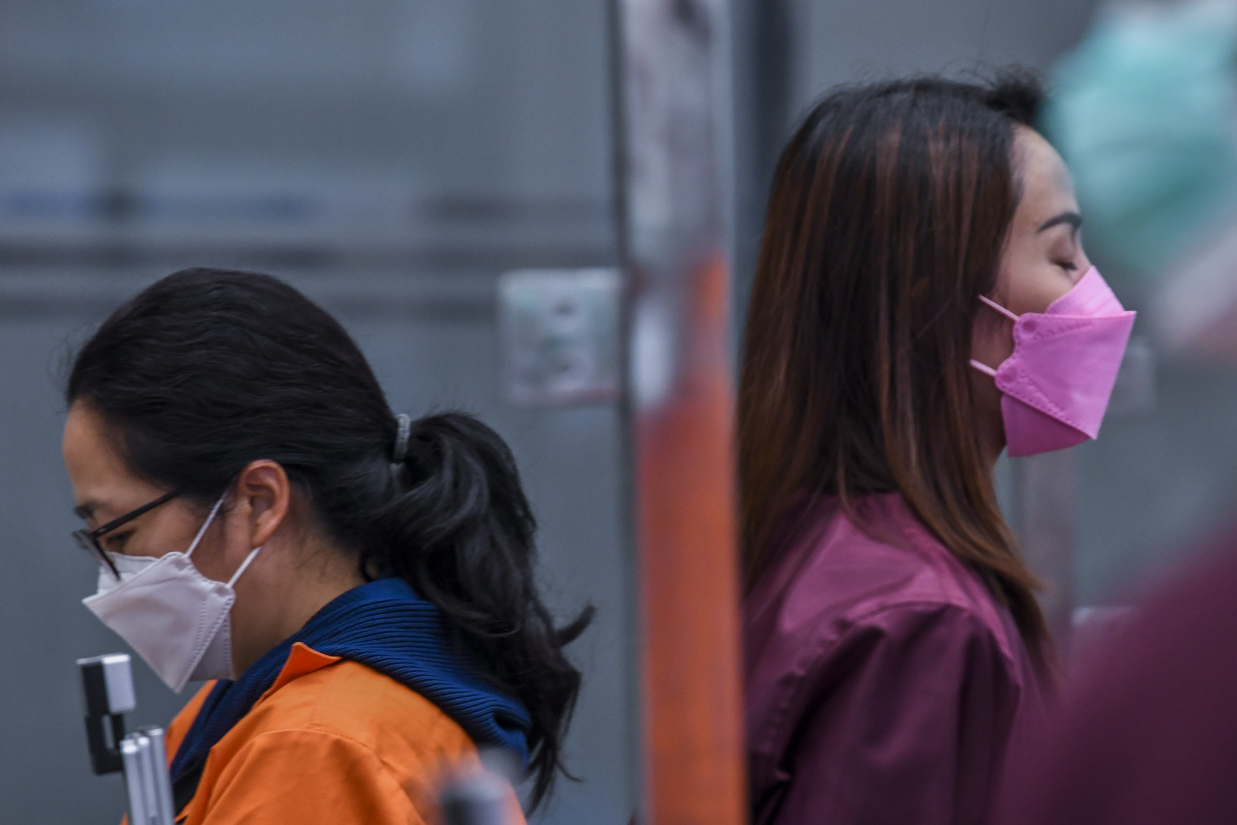  Tersangka yang merupakan Direktur Keuangan KSP Indosurya Cipta June Indria (kiri)