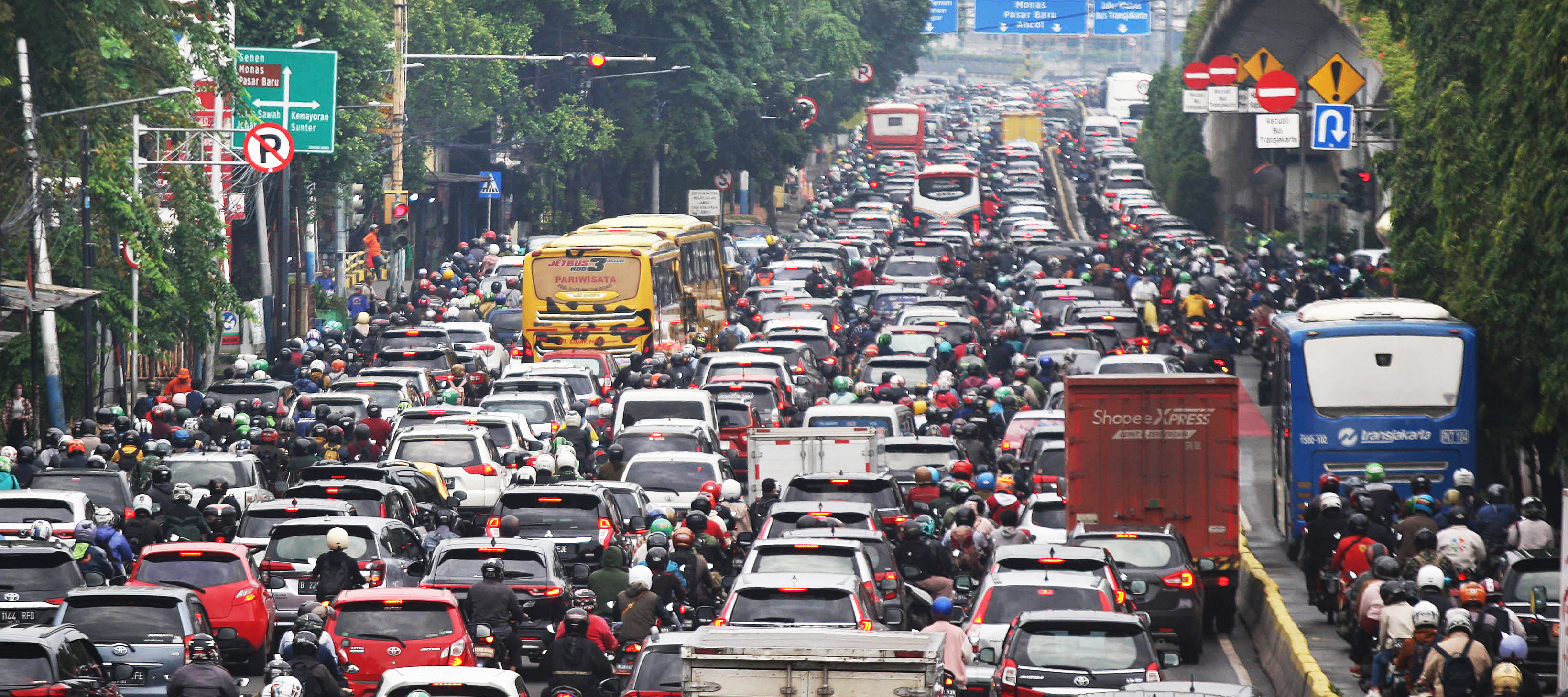  Kendaraan terjebak kemacetan saat jam berangkat kerja di Jalan R Soeprapto, Jakarta, Kamis (05/01/2022). 