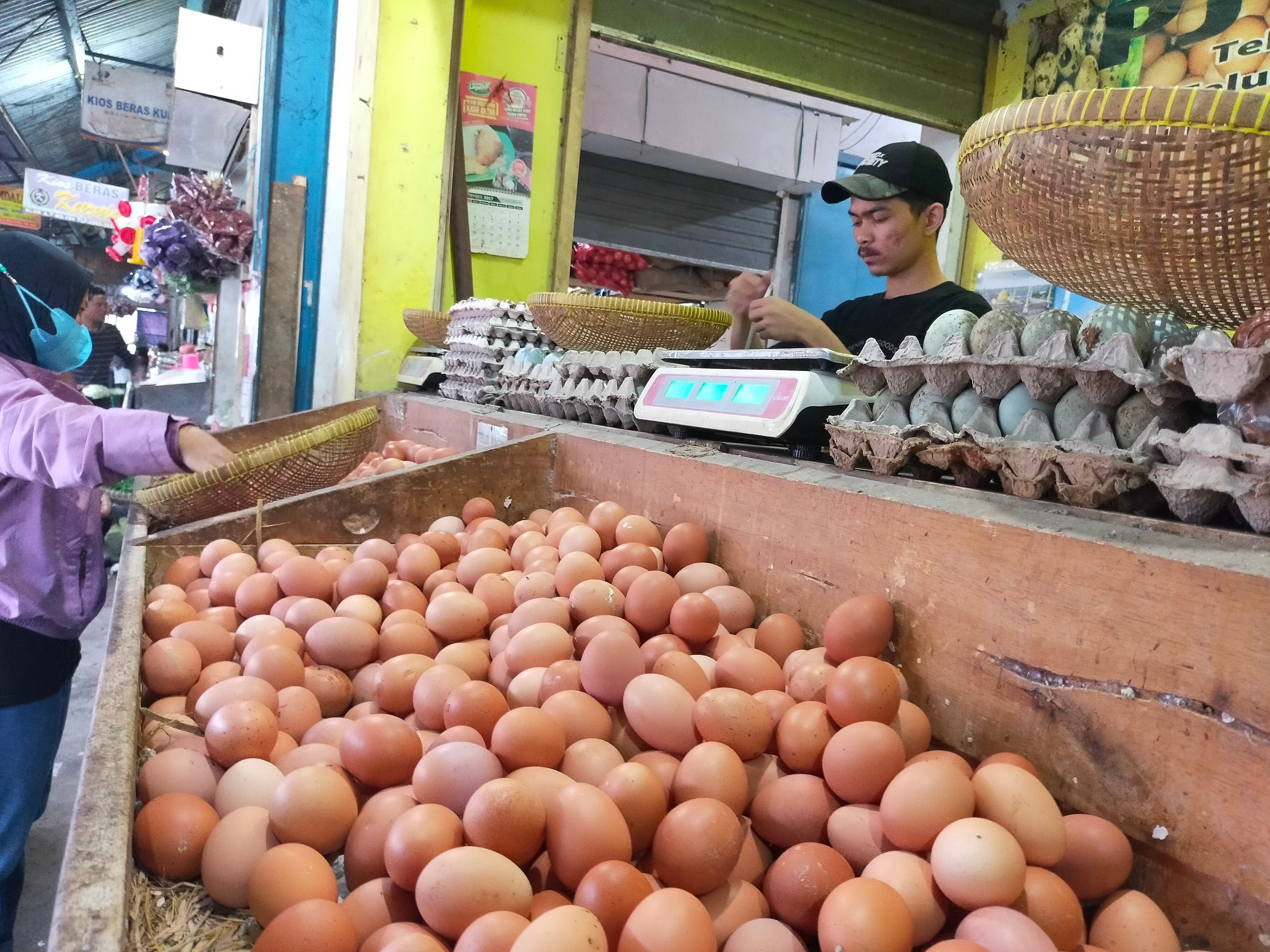 Penyumbang utama tekanan inflasi DIY dari tarif angkutan udara, telur ayam ras, emas perhiasan dan tomat. 