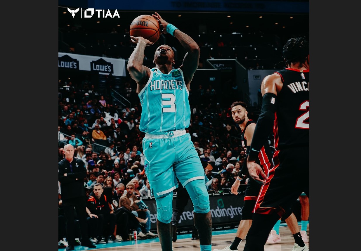 Pebasket Charlotte Hornets Terry Rozier melepaskan tembakan dalam laga NBA melawan Miami Heat