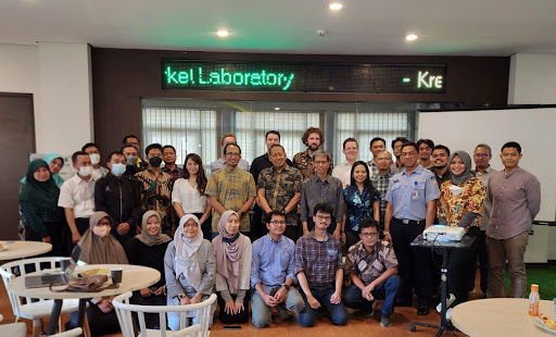 Manajemen SBM ITB dan pembicara kuliah mini foto bersama