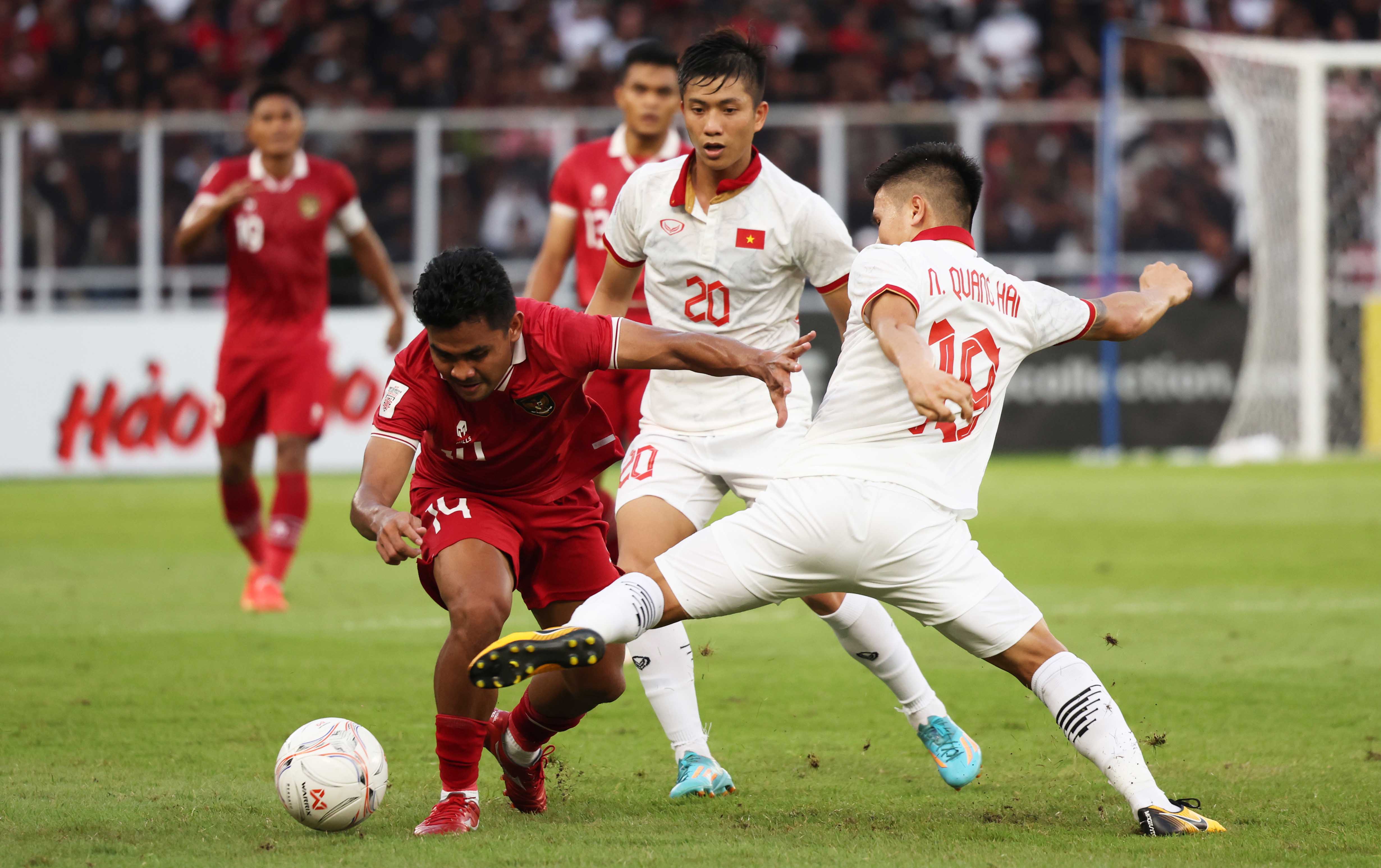 Pemain timnas Indonesia Asnawi Mangkualam (kiri) berduel dengan pemain Vietnam Nguyen Quang Hai di pertandingan leg pertama semifinal AFF