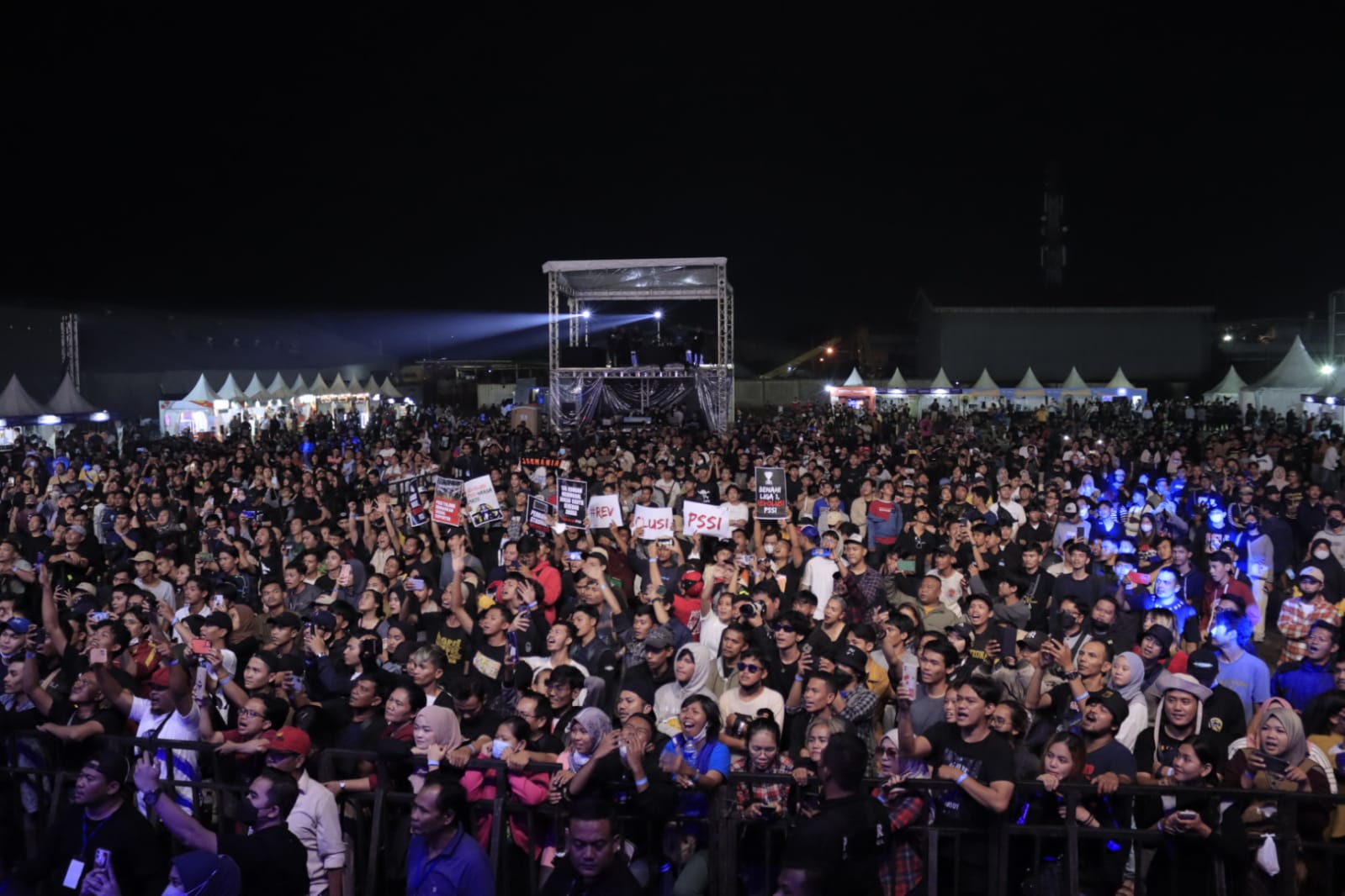 Para penonton dalam acara Doa Bersama dan Konser Amal Salam Satu Jiwa di Galdiator Arena, Bekasi, Jawa Barat, Minggu (8/1) lalu. 