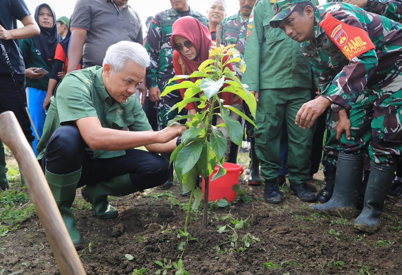Gubernur Jateng Ganjar Pranowo, melakukan penanaman pohon di lahan kritis yang berada di Desa Nyemoh, Kecamatan Bringin, Kabupaten Sema