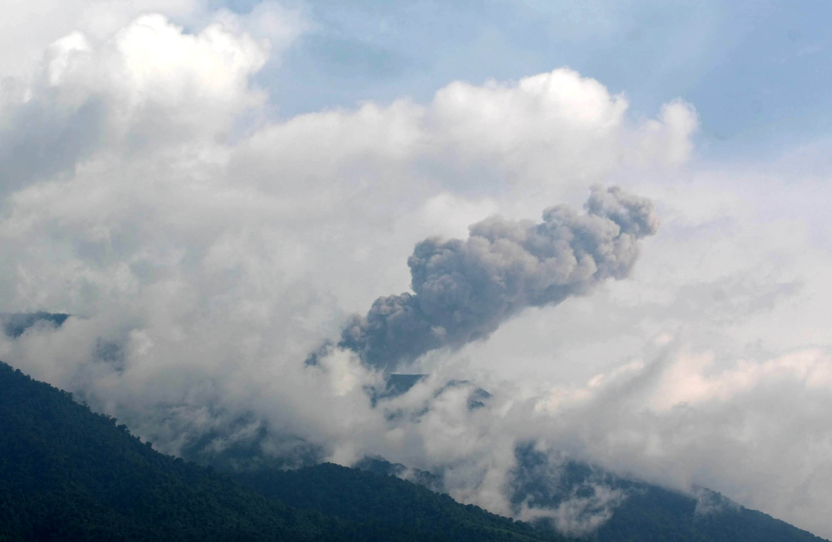 Potret aktivitas vulkanik Gunung Marapi di Sumatra Barat.