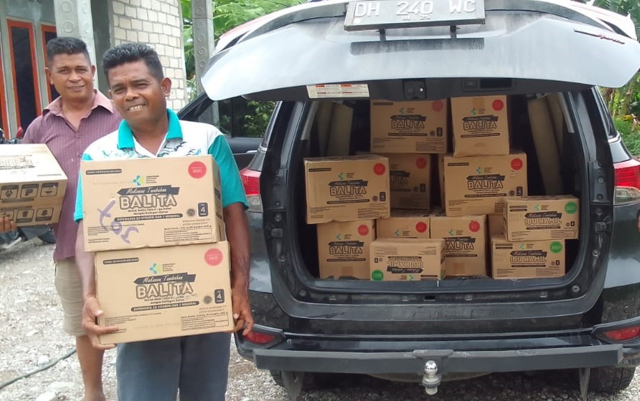 Warga saat membawa biskuit bantuan bagi korban banjir di Kabupaten Kupang, NTT. Biskuit tersebut ternyata kedapatan sudah kedaluwarsa.