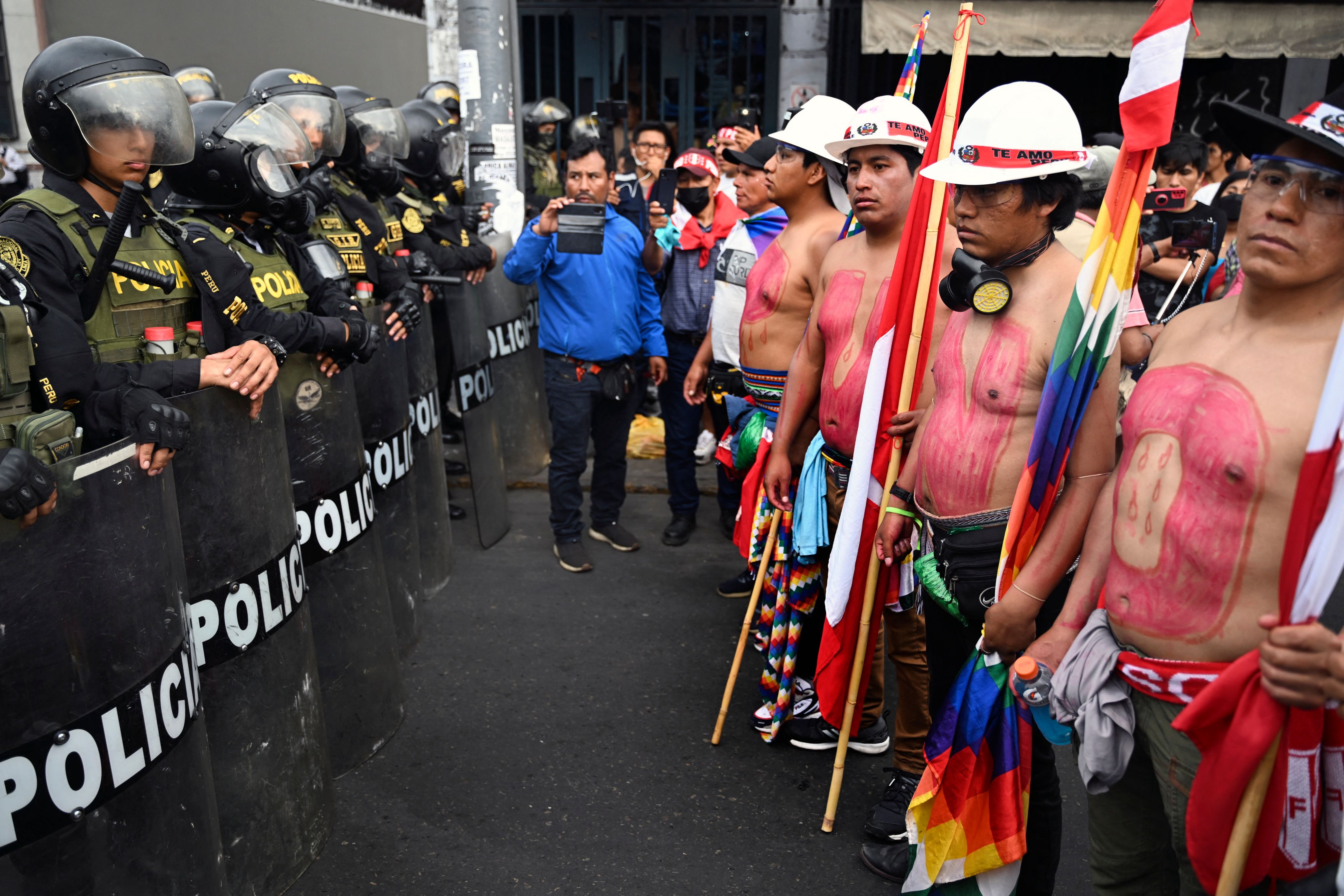 Sejumlah demonstran berhadapan dengan polisi di Lima, Peru.