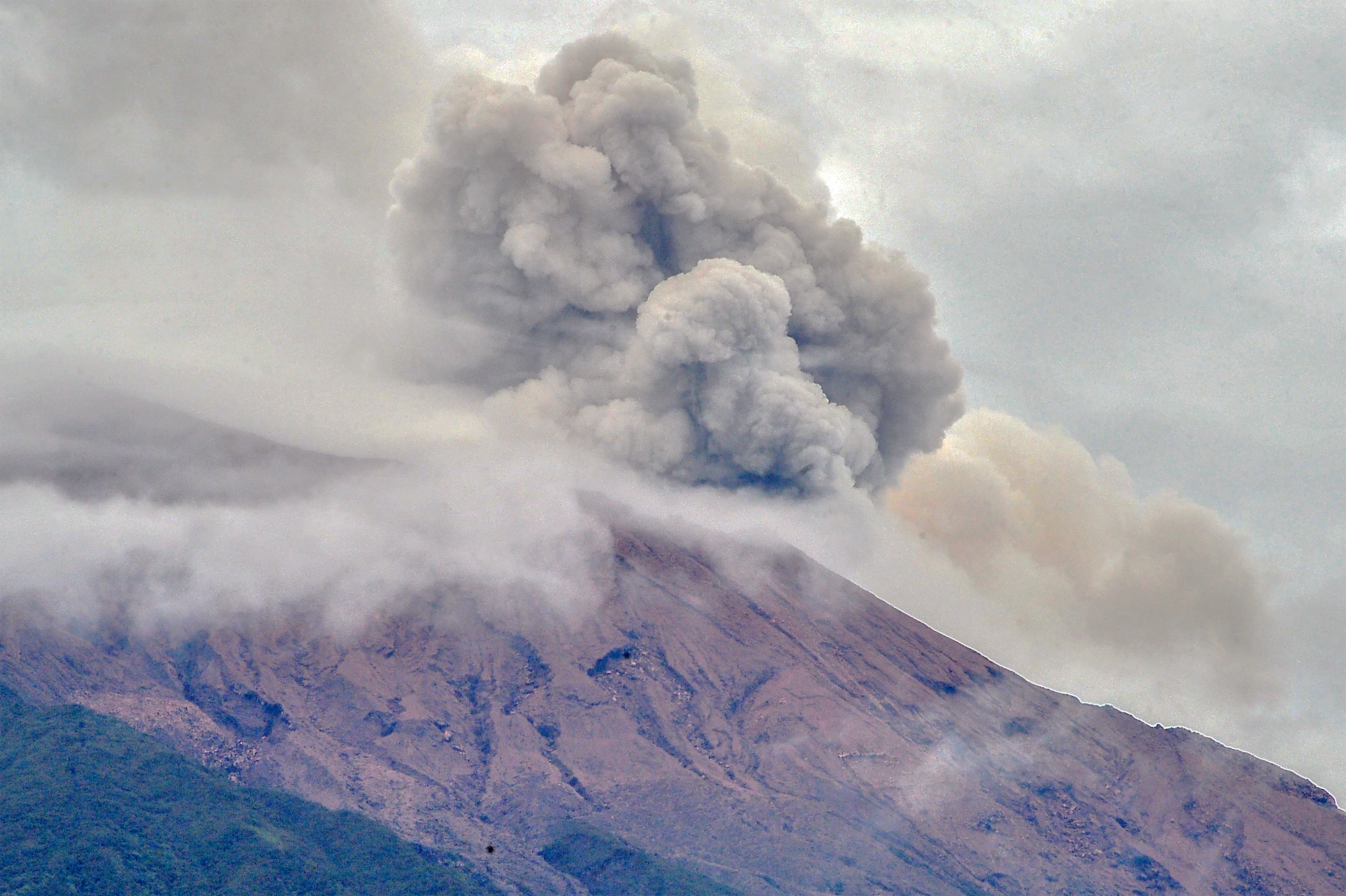 Aktivitas vulkanik Gunung Kerinci di Jambi.