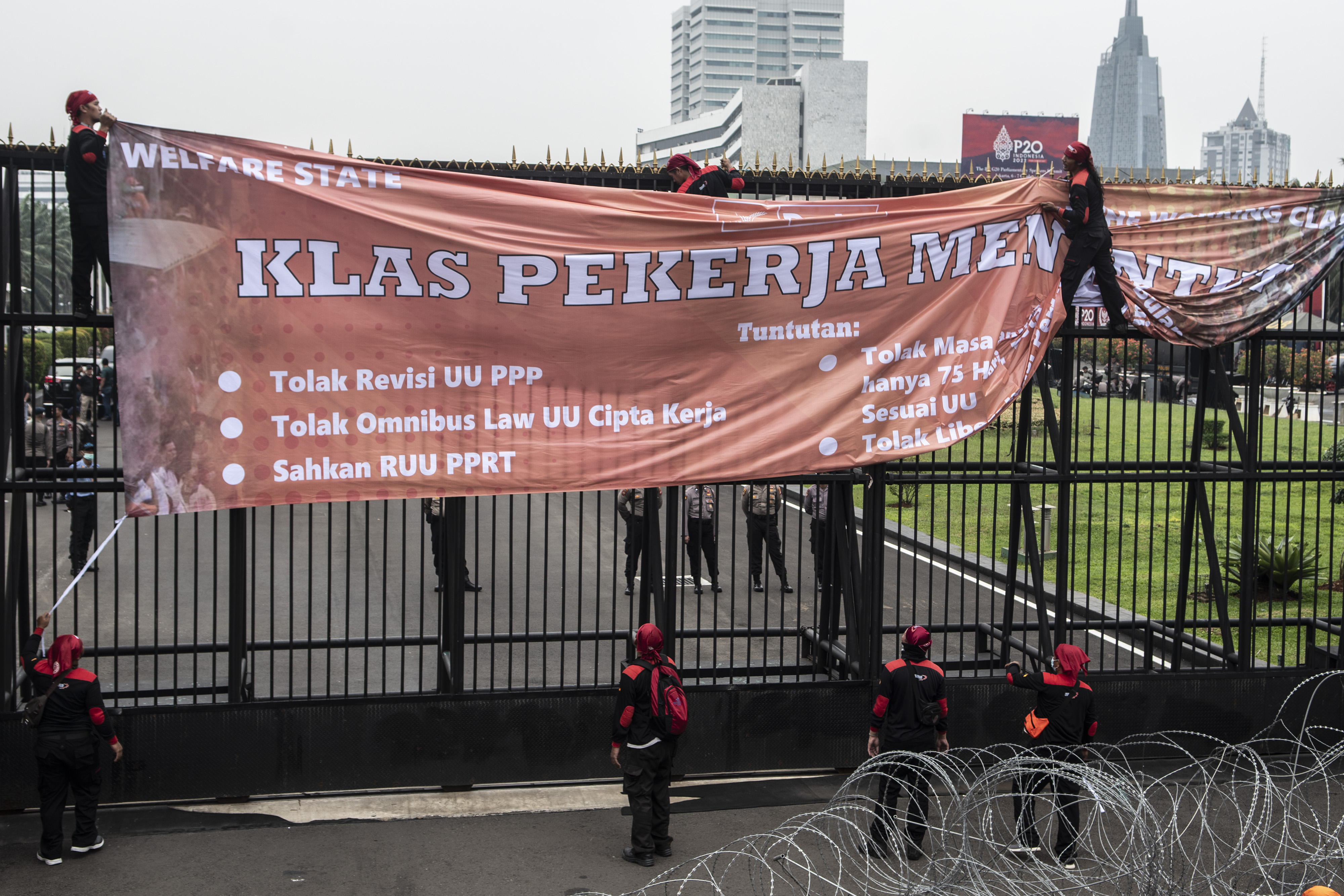 Penolakan UU Cipta Kerja oleh buruh di depan Gedung DPR