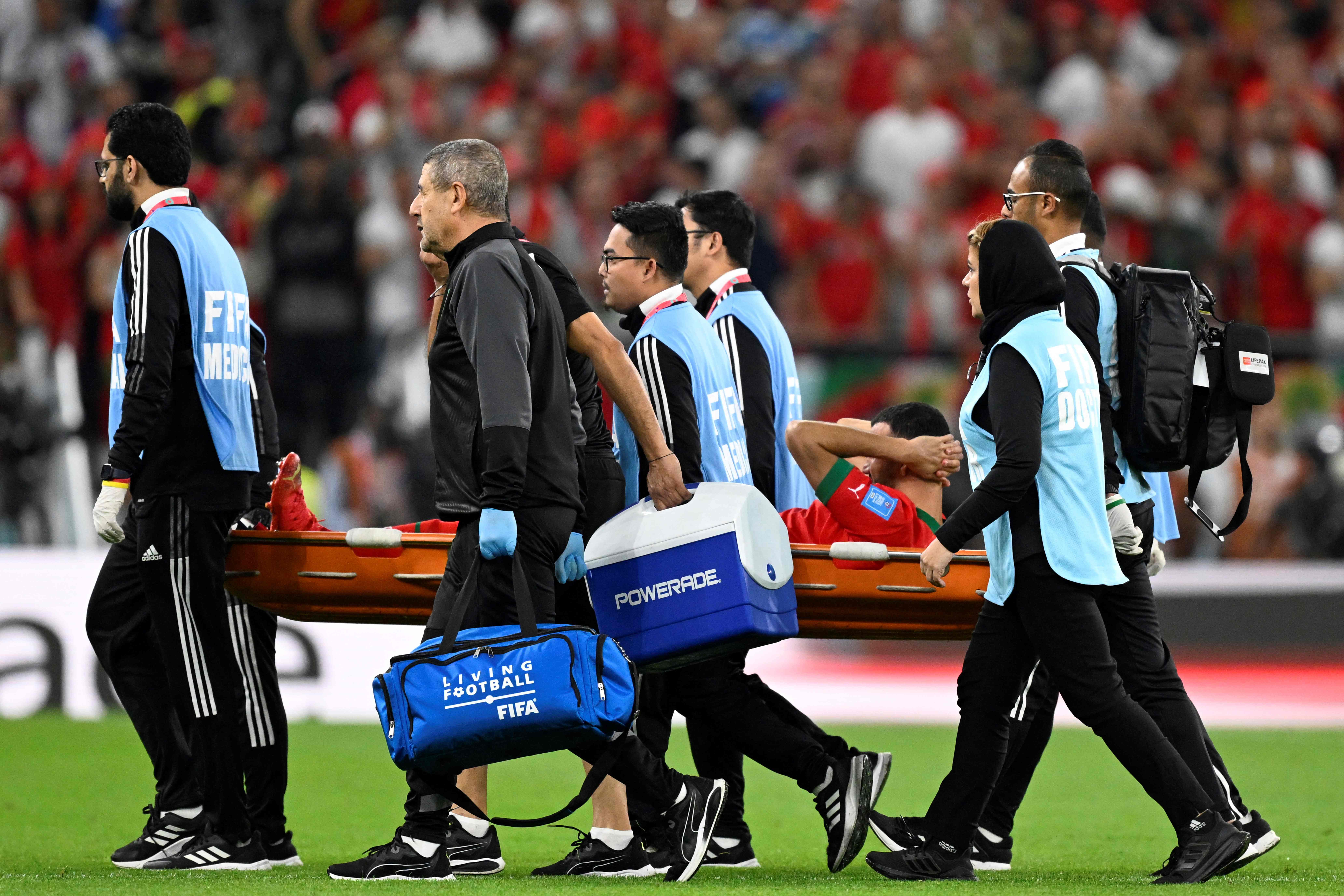 Ilustrasi--seorang pesepak bola ditandu ke luar lapangan karena cedera.