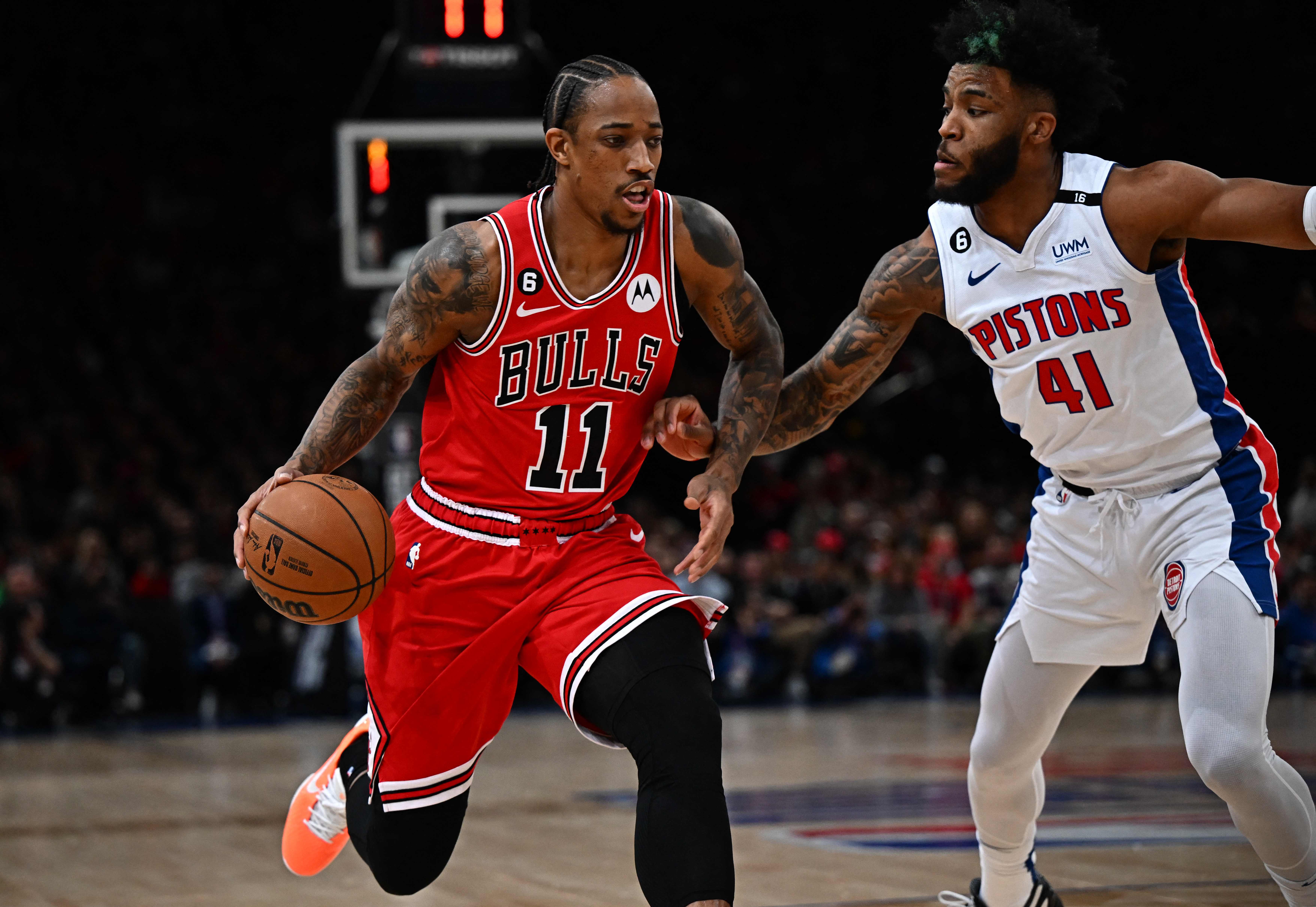 Forward Chicago Bulls DeMar DeRozan (kiri) dalam laga NBA melawan Detroit Pistons.