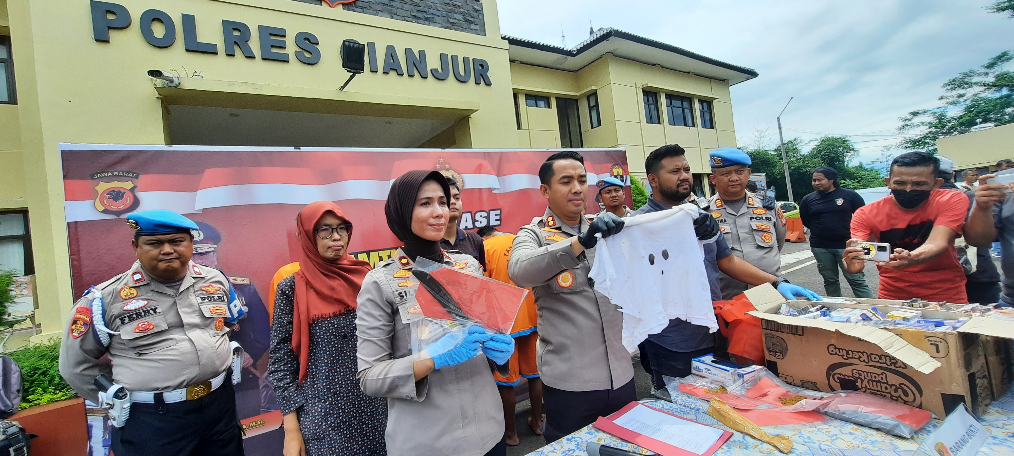 Kapolres Cianjur AKB Doni Hermawan saat mengungkap kasus komplotan spesialis pembobol minimarket, Selasa (10/1).