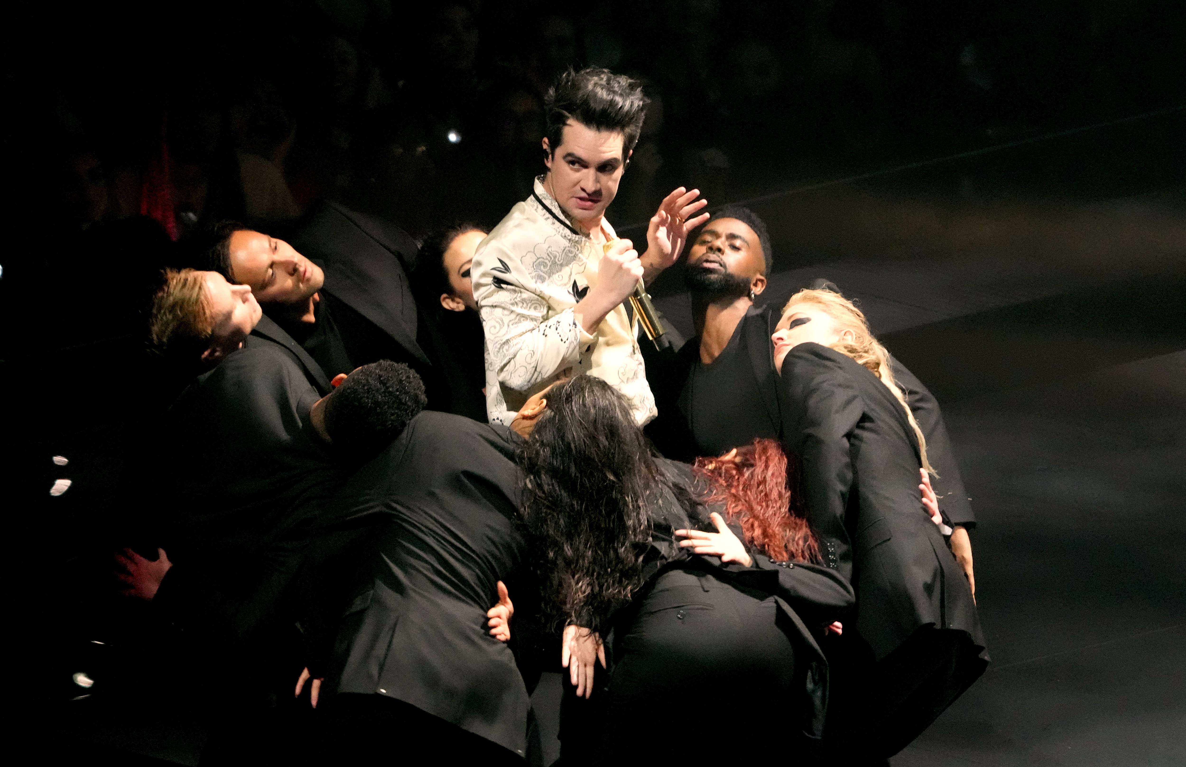 Brendon Urie saat tampil di MTV VMA 2022