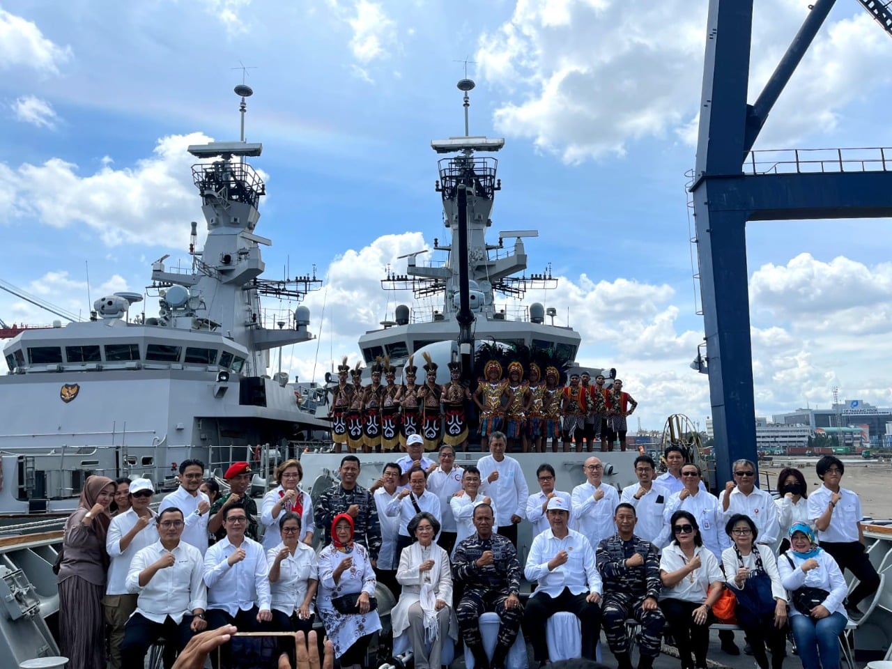 Pemberian bantuan kepada sepuluh ahli waris keluarga pahlawan nasional dan sepuluh ABK KRI JOL 358 yang purnatugas.