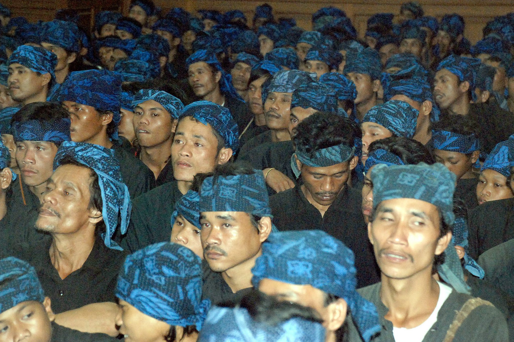 Ratusan warga Badui saat melakukan upacara Seba Badui dengan mendatangi Kepala Daerah. 