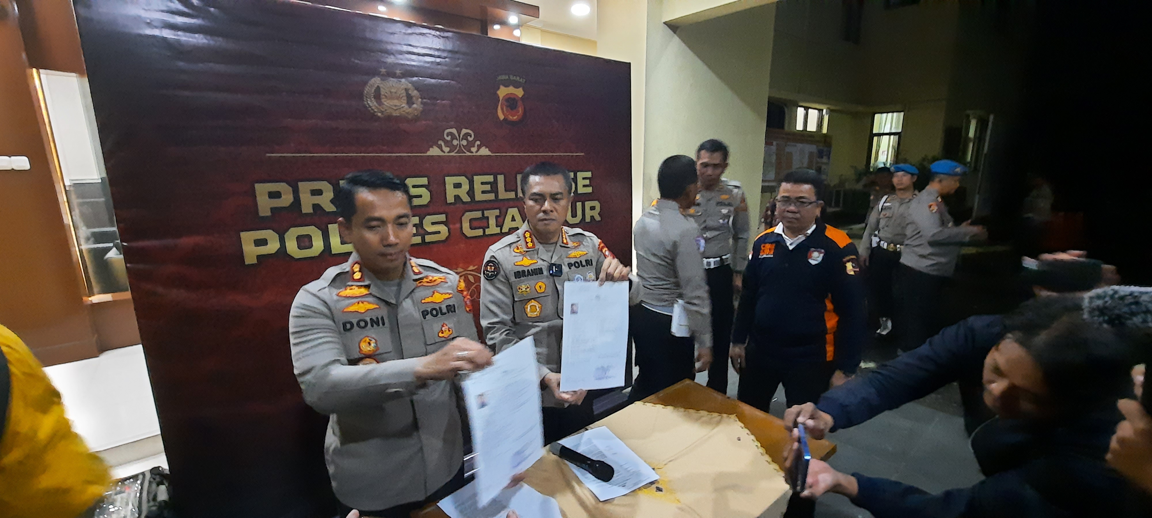 Kabid Humas Polda Jabar Kombes Ibrahim Tompi (kanan) dan Kapolres Cianjur AKB Doni Hermawan saat memberi keterangan, Sabtu (28/1).