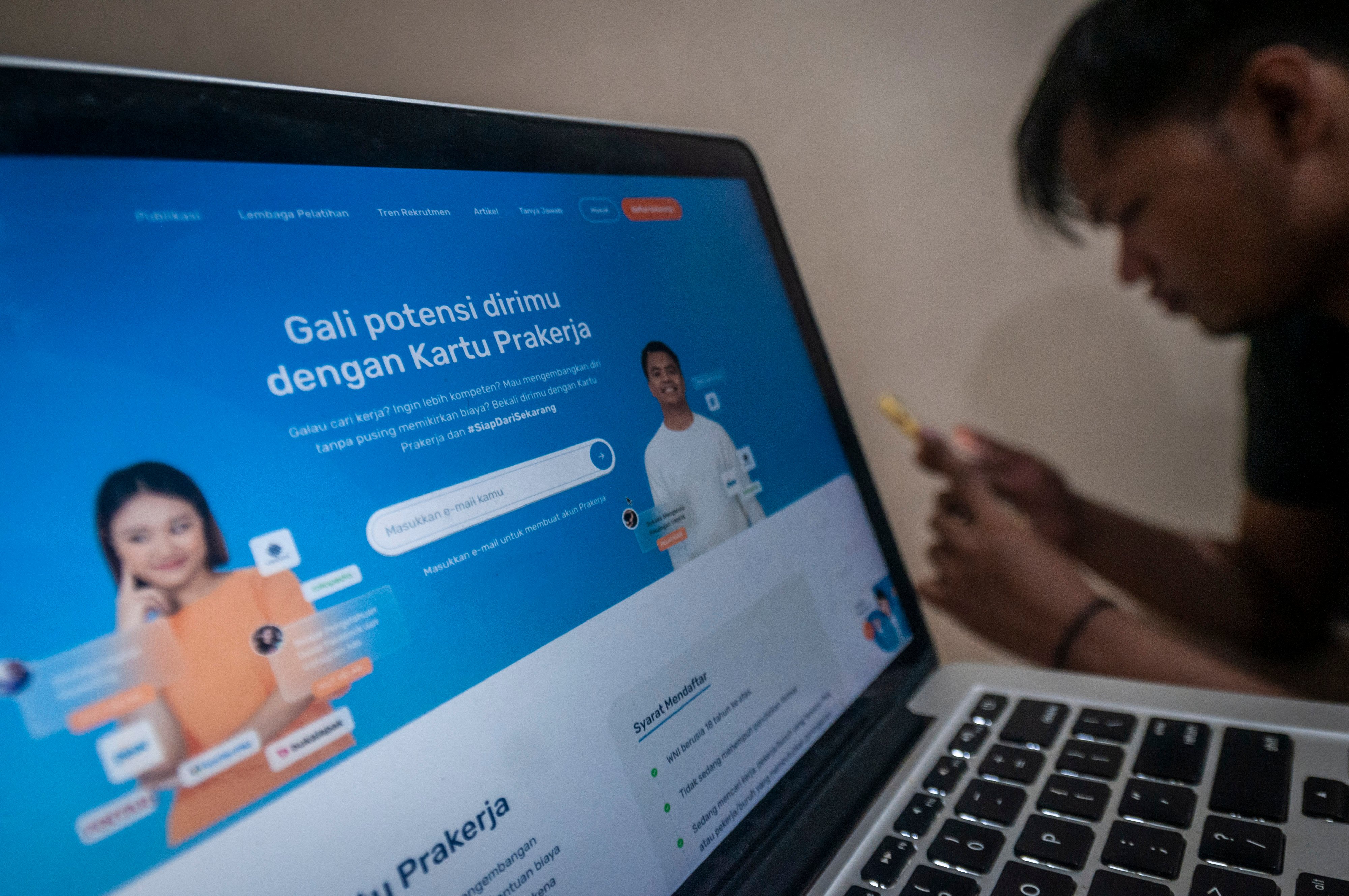 Seorang warga mengakses laman situs Prakerja di Rangkasbitung, Lebak, Banten.