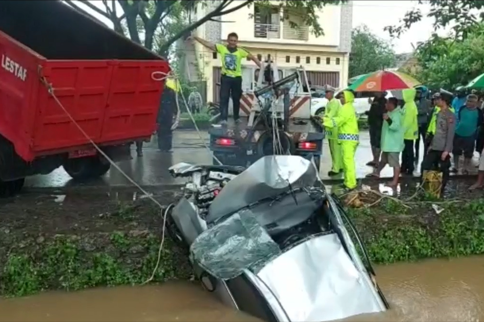 Minibus Tabrak Pohon di Pangkep, Lima Tewas