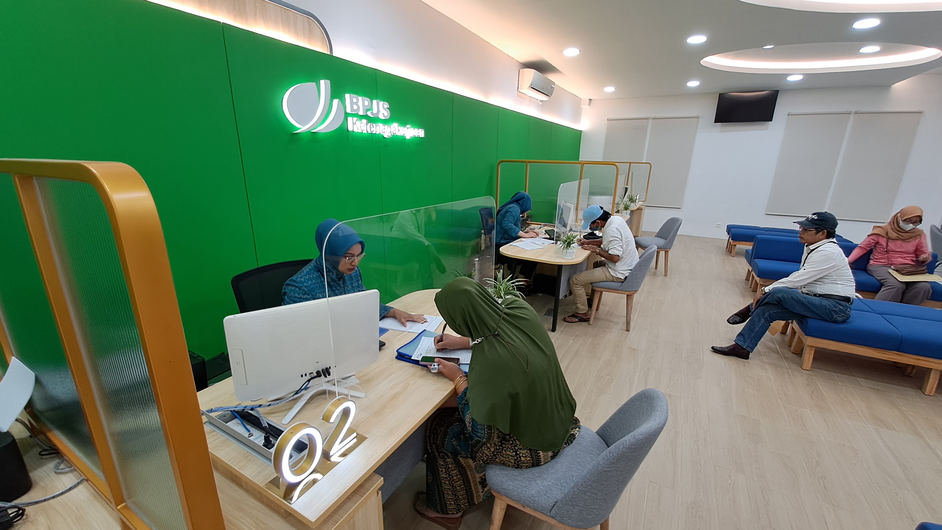 Pegawai BPJS Ketenagakerjaan Cabang Palembang melayani peserta yang mengajukan klaim Jaminan Hari Tua (JHT(
