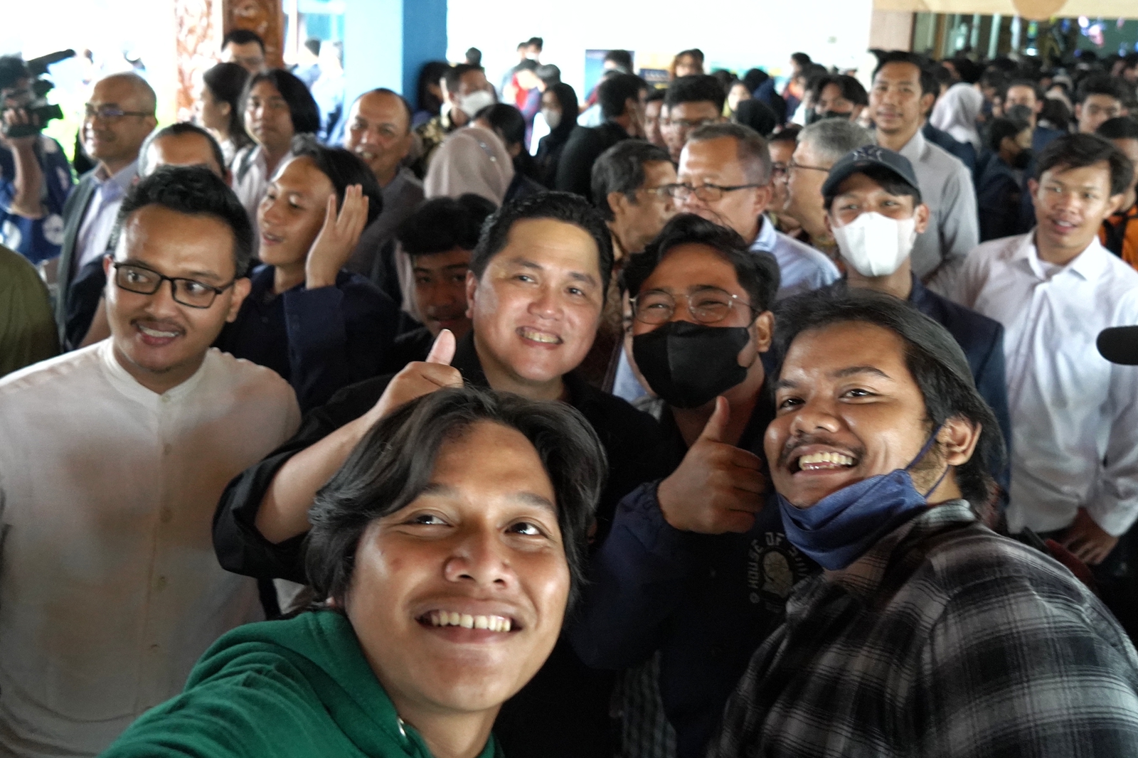 Menteri BUMN Erick Thohir ditengah-tengah mahasisa Universitas Budi Luhur (UBL) seusai menjadi pembicara di kampus tersebut.