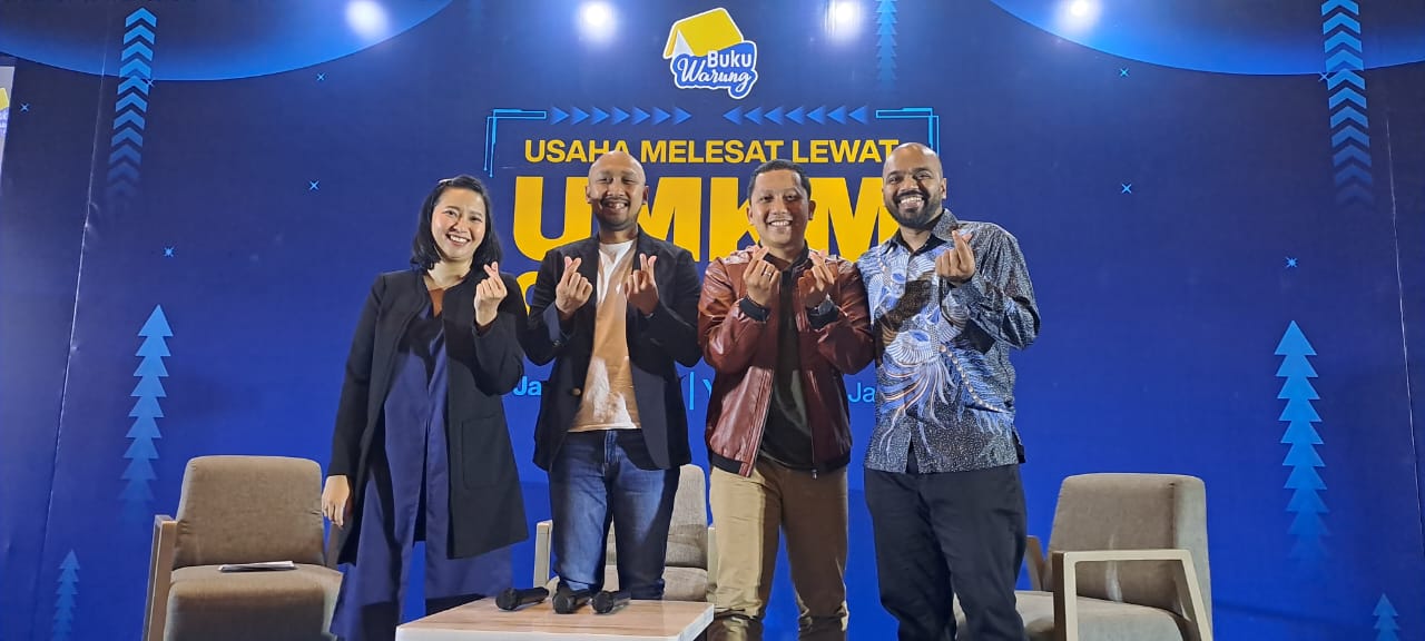 BukuWarung melakukan kegiatan pemberdayaan UMKM secara tatap muka.