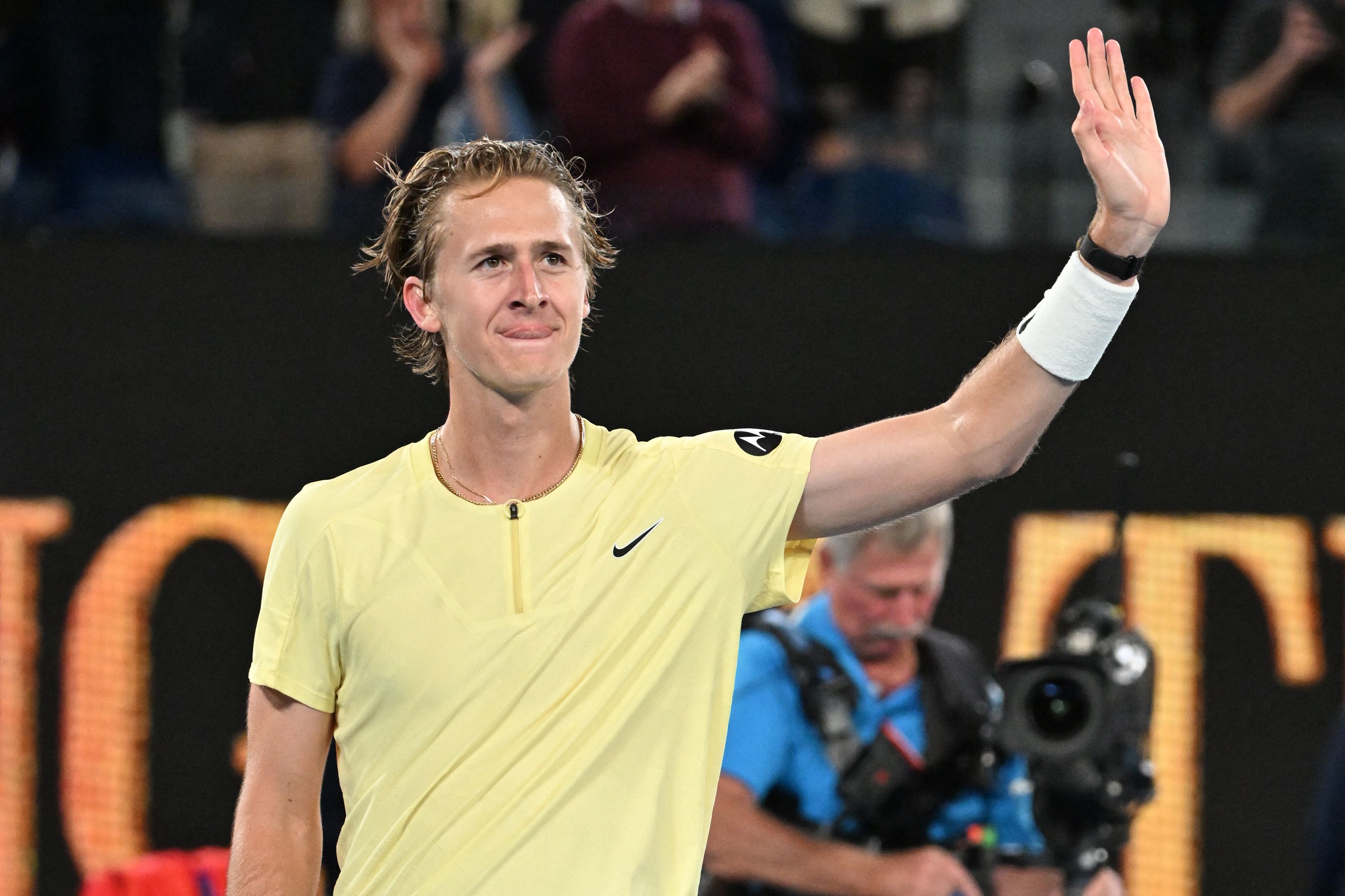 Petenis muda AS Sebastian Korda melambaikan tangan setelah sukses lolos ke babak 16 besar Australia Terbuka, Jumat (20/1).