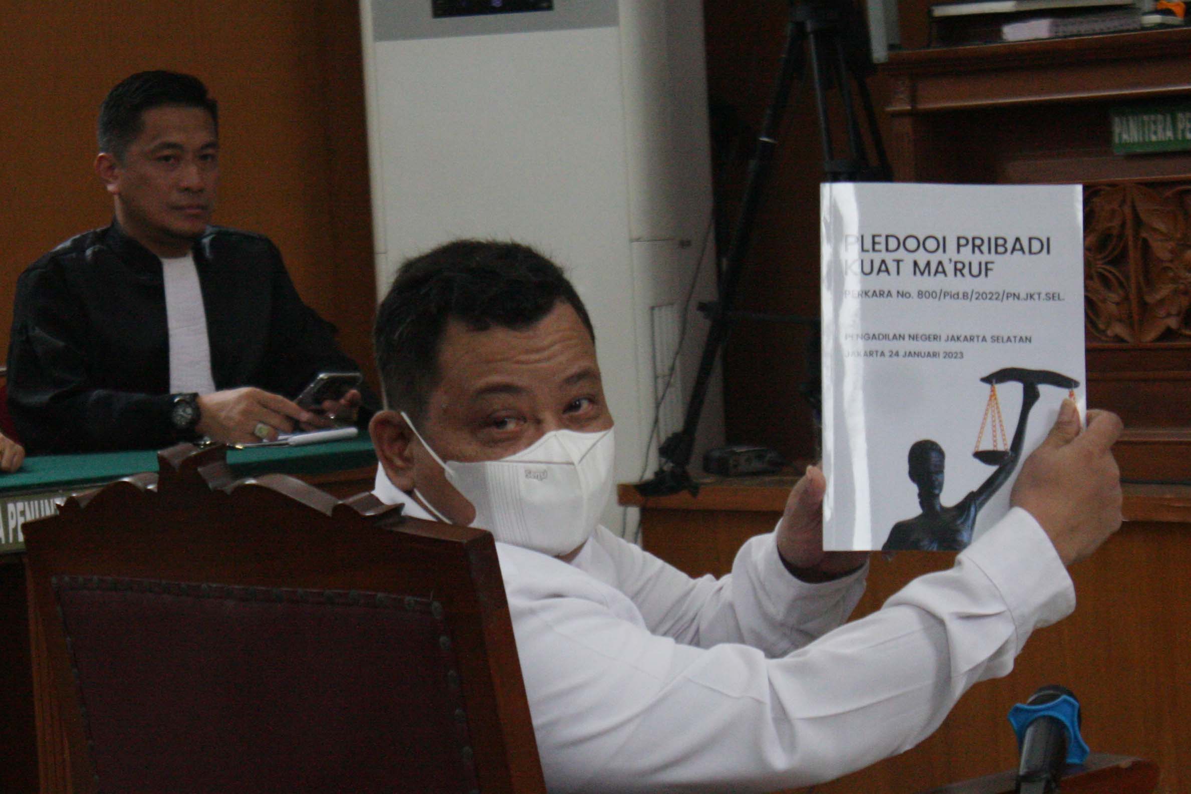 Terdakwa Kuat Ma'ruf menunjukkan pledoinya dalam perkara pembunuhan berencana terhadap Brigadir Yosua Hutabarat di PN Jakarta Selatan.