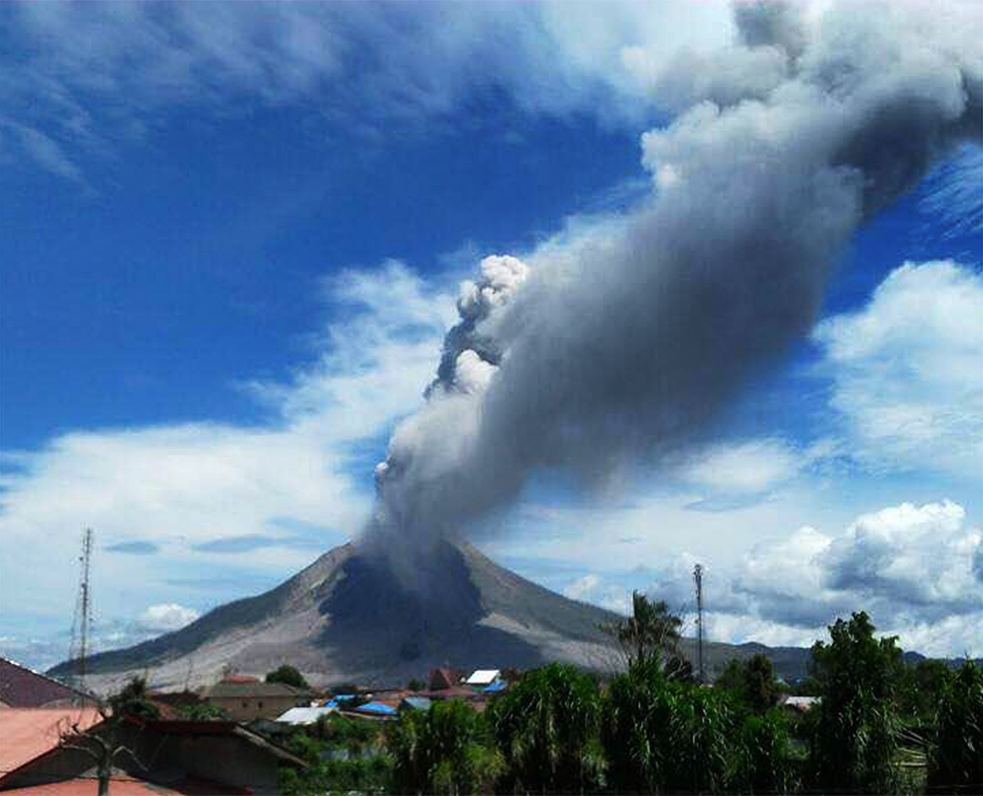 Aktivitas vulkanik Gunung Marapi terlihat dari Kabupaten Tanah Datar, Sumatra Barat.