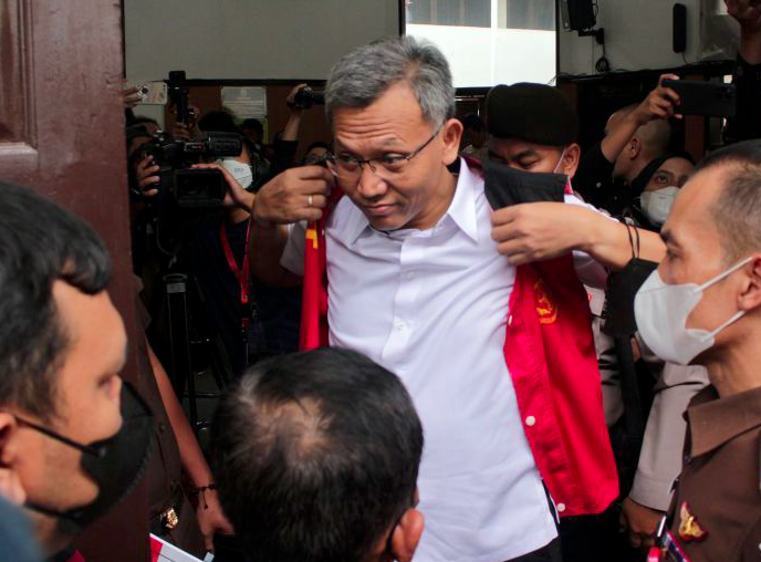 Agus Nurpatria menggunakan rompi tahanan usai menjalani sidang perdana di Pengadilan Negeri Jakarta Selatan, Rabu (19/10/2022).