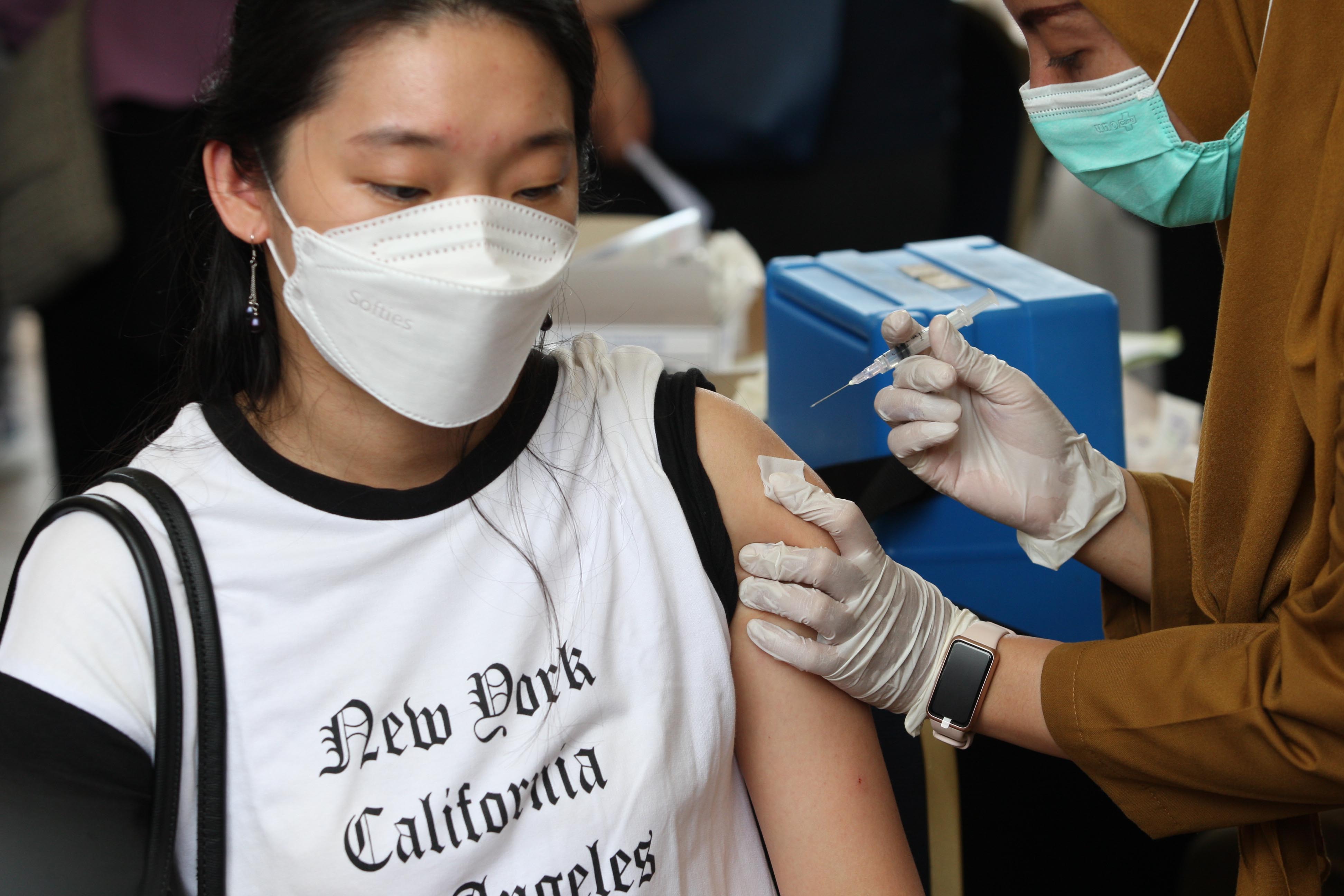 Warga mendapatkan suntikan vaksin covid-19 booster ke-2 (dosis keempat) di Balai Kota, Jakarta, Selasa (24/1).