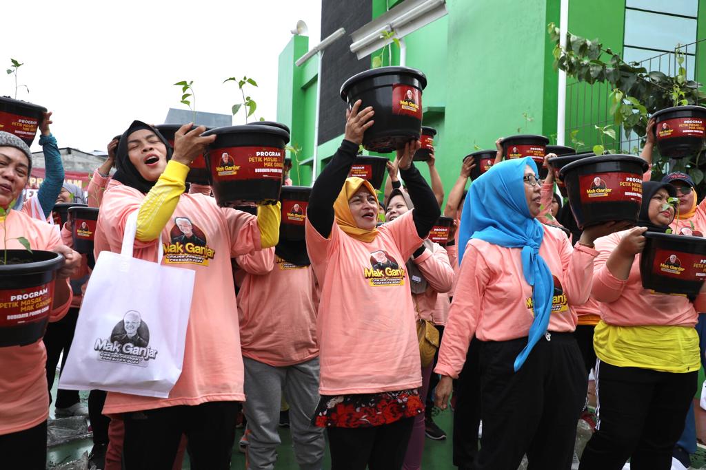 Sukarelawan Mak Ganjar membagikan 500 pohon cabai ke rumah-rumah warga di Cempaka Putih, Jakarta Pusat, Minggu (29/01/2023).