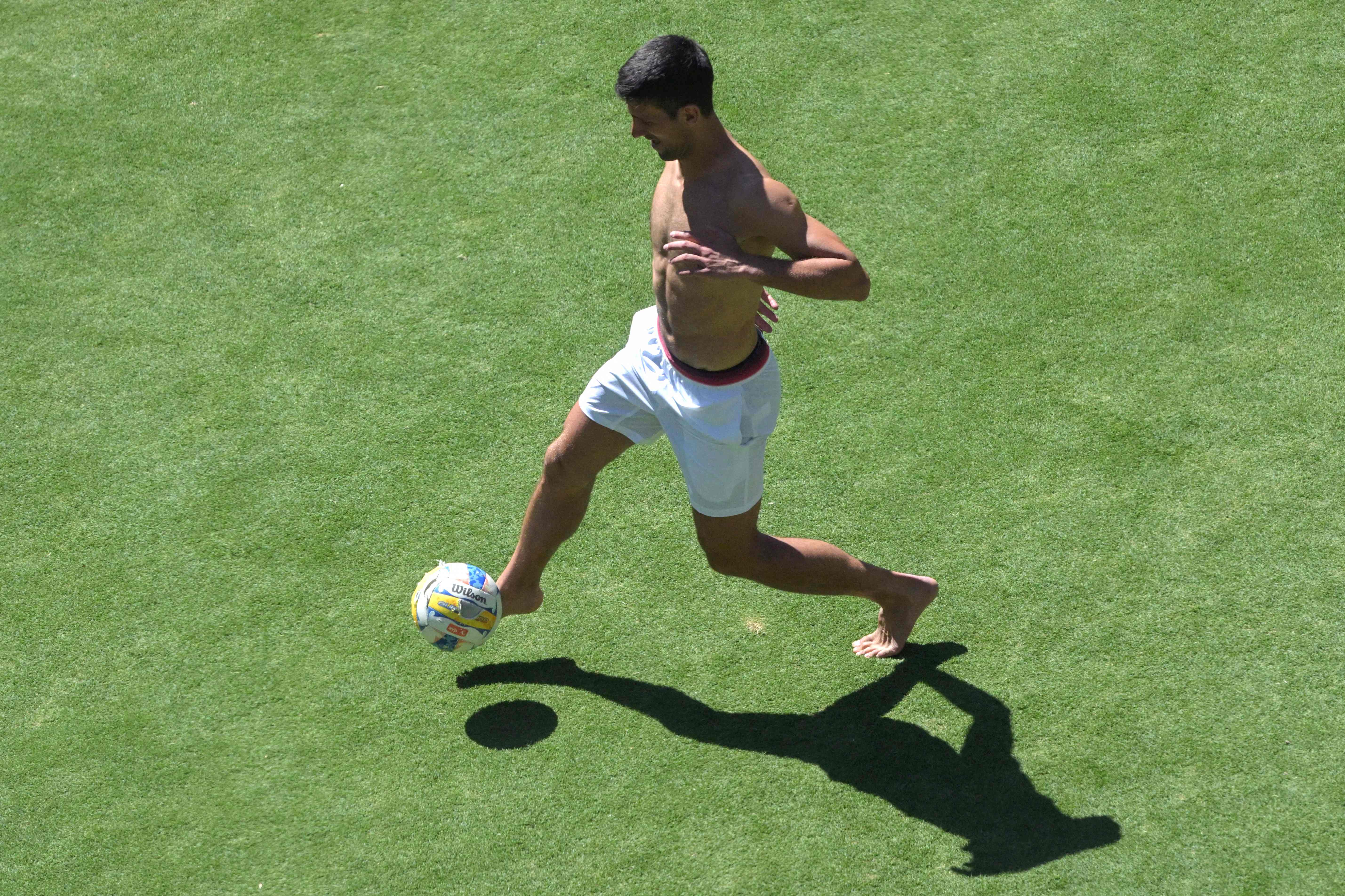 Novak Djokovic menjaga kebugaran dengan bermain bola di sela-sela mengikuti turnamen di Adelaide, Australia, Kamis (5/1).