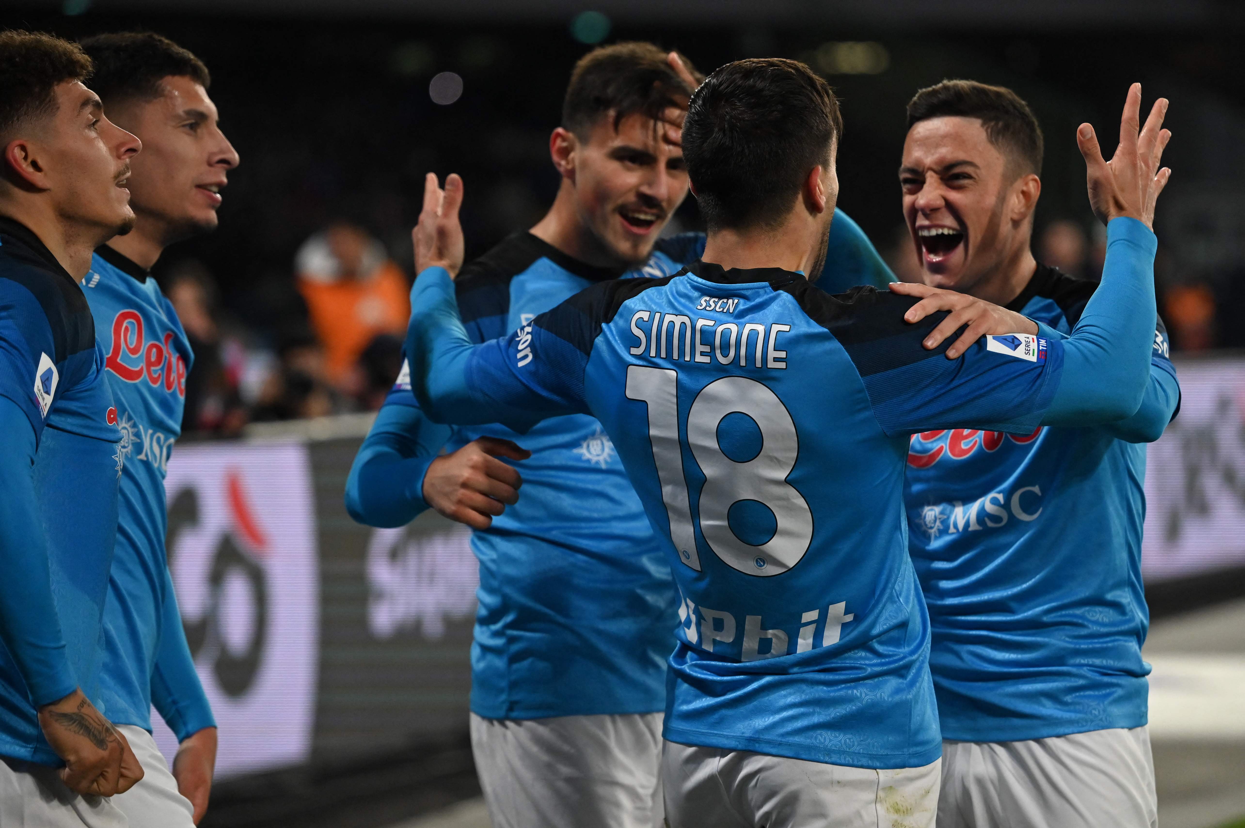 Para pemain Napoli melakukan selebrasi usai mencetak gol ke gawang AS Roma di laga Serie A.