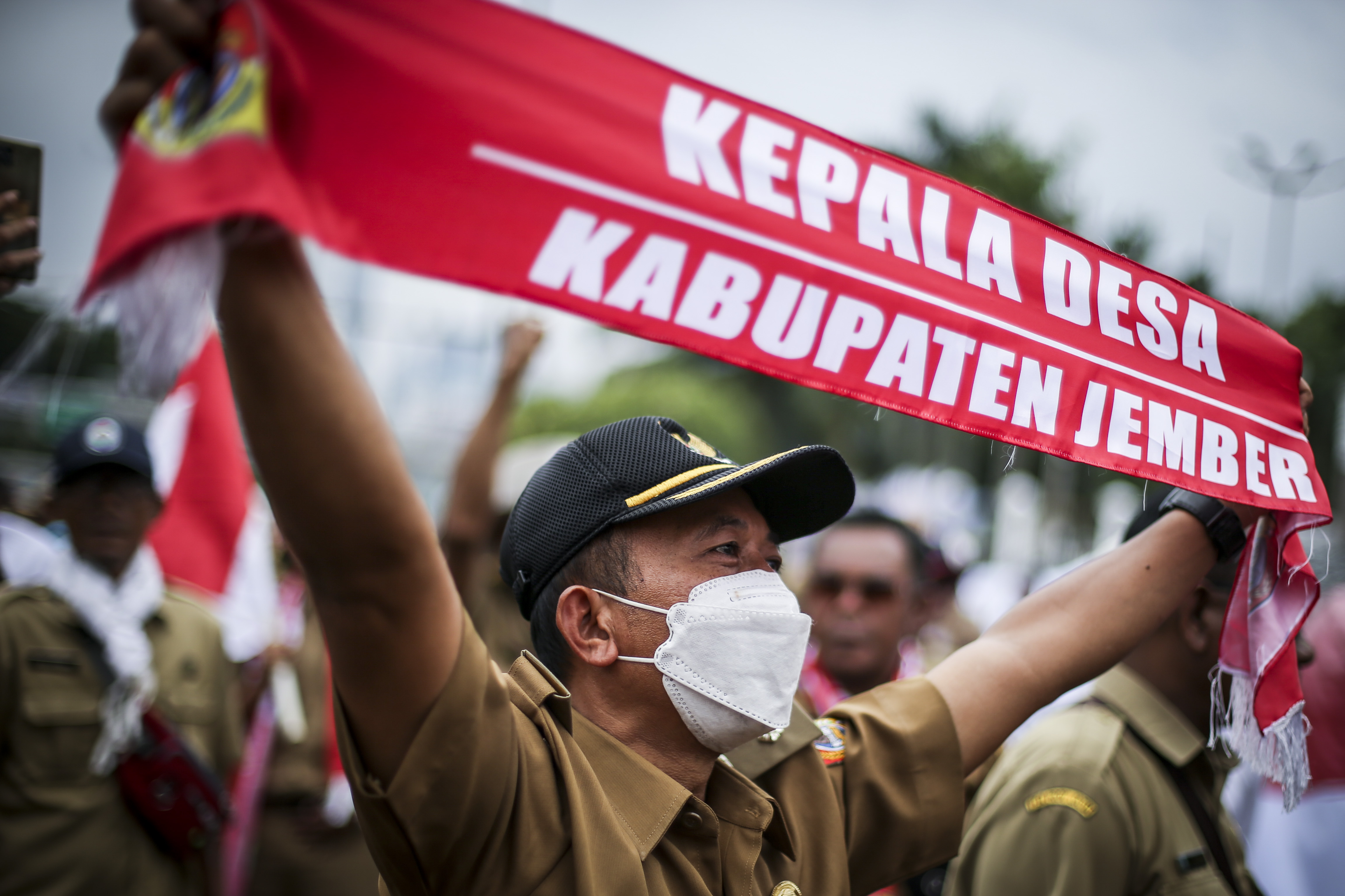 Aksi demonstrasi kepala desa menuntut perpanjangan masa jabatan