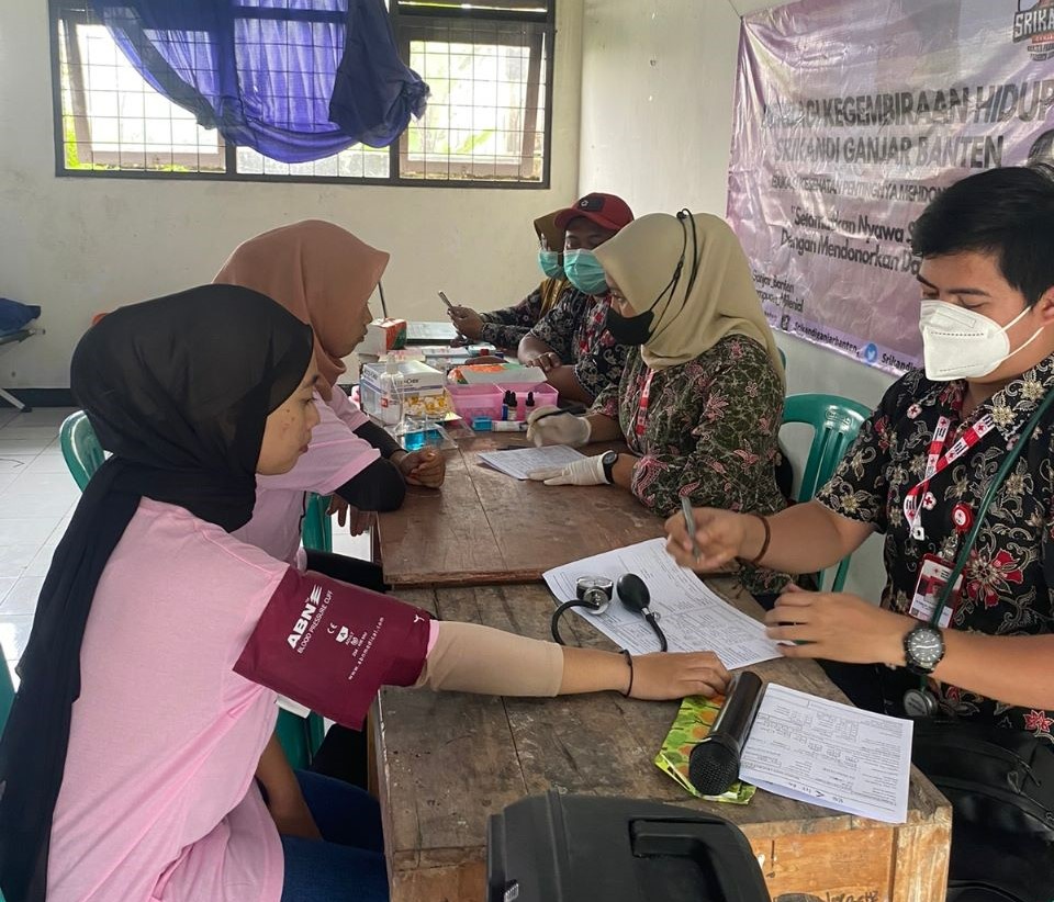 Petugas Palang Merah Indonesia, Lebak, Banten mengecek tensi darah calon pendonor sebelum mendonorkan darahnya, Minggu (22/1/2023)