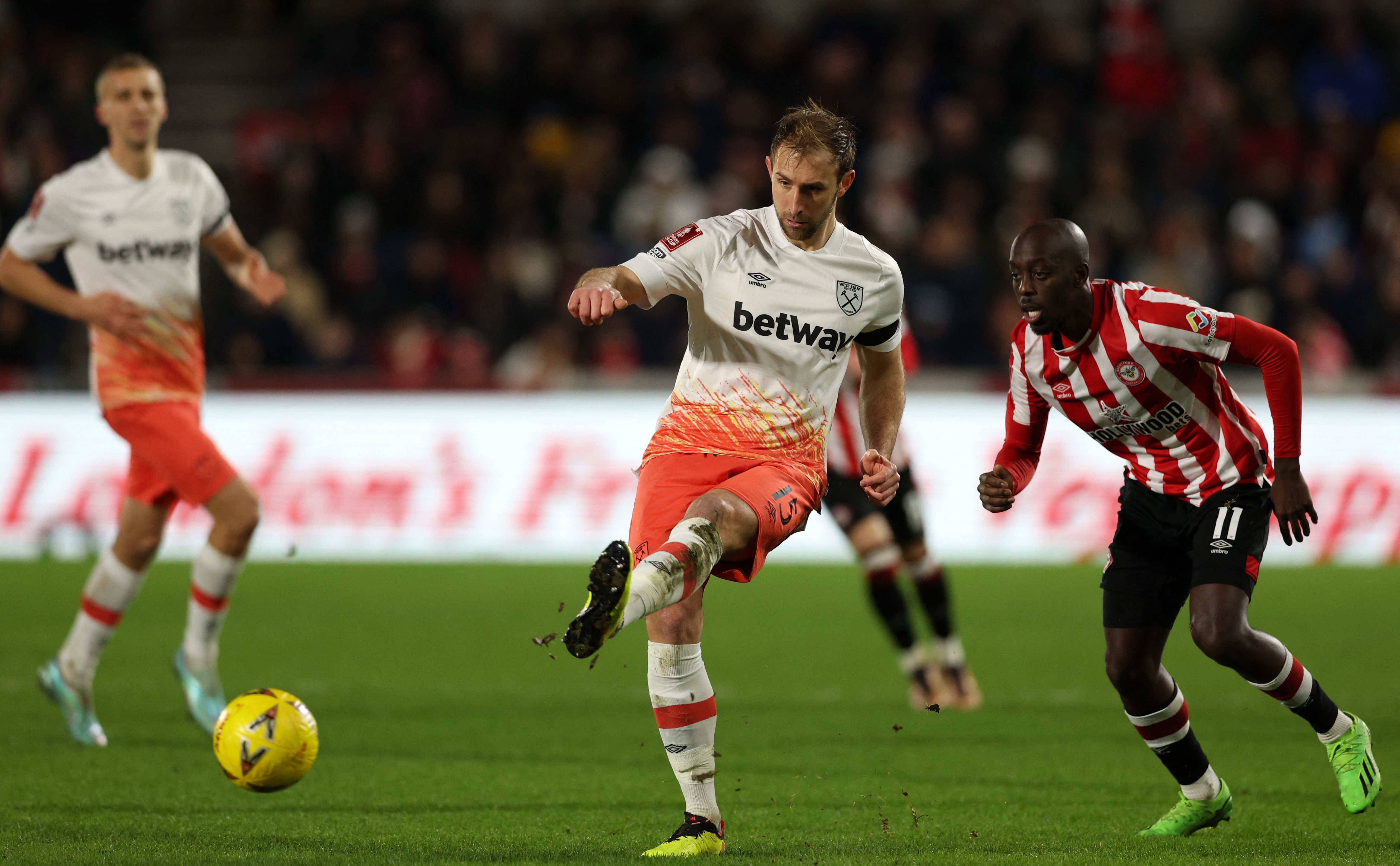 Wolves Datangkan Dawson dari West Ham