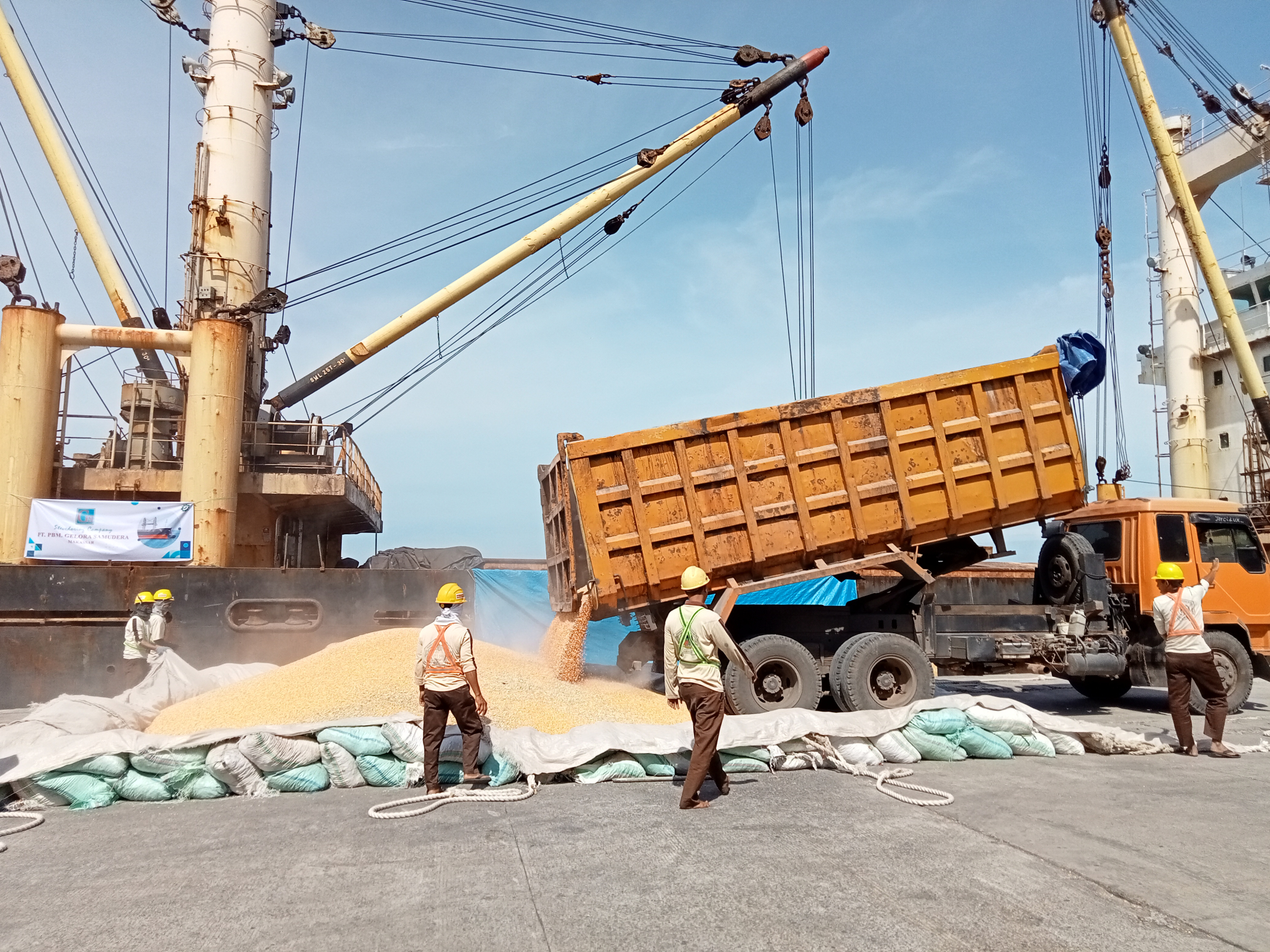  Balai Karantina Pertanian Makassar, Sulawesi Selatan melepas ekspor jagung sebanyak 6.150 ton ke Filipina, Rabu (11/1)