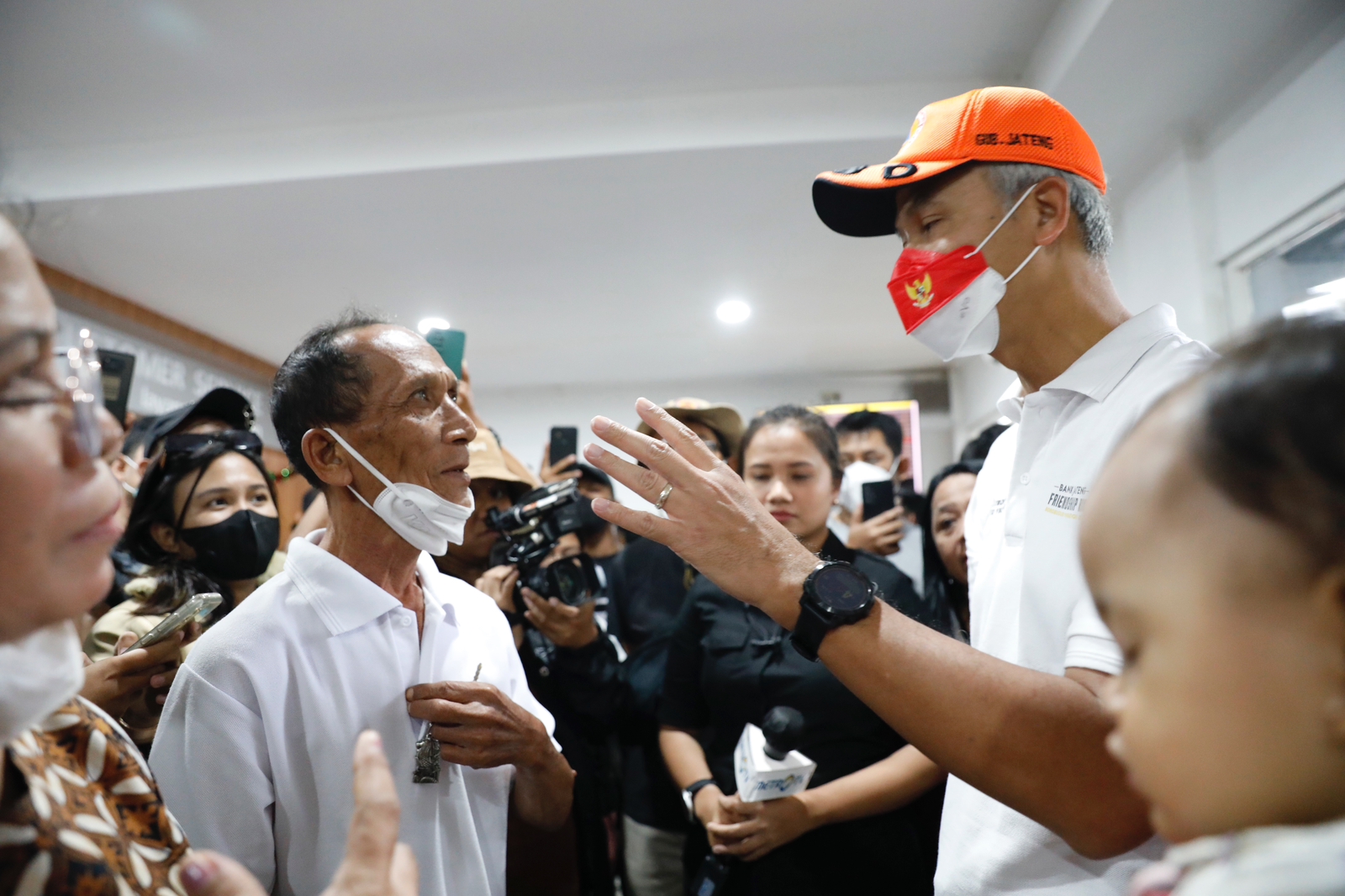 Gubernur Ganjar Pranowo saat meninjau Stasiun Tawang Semarang mendapat komplain dari penumpang soal refund tiket yang tidak jelas infonya, M