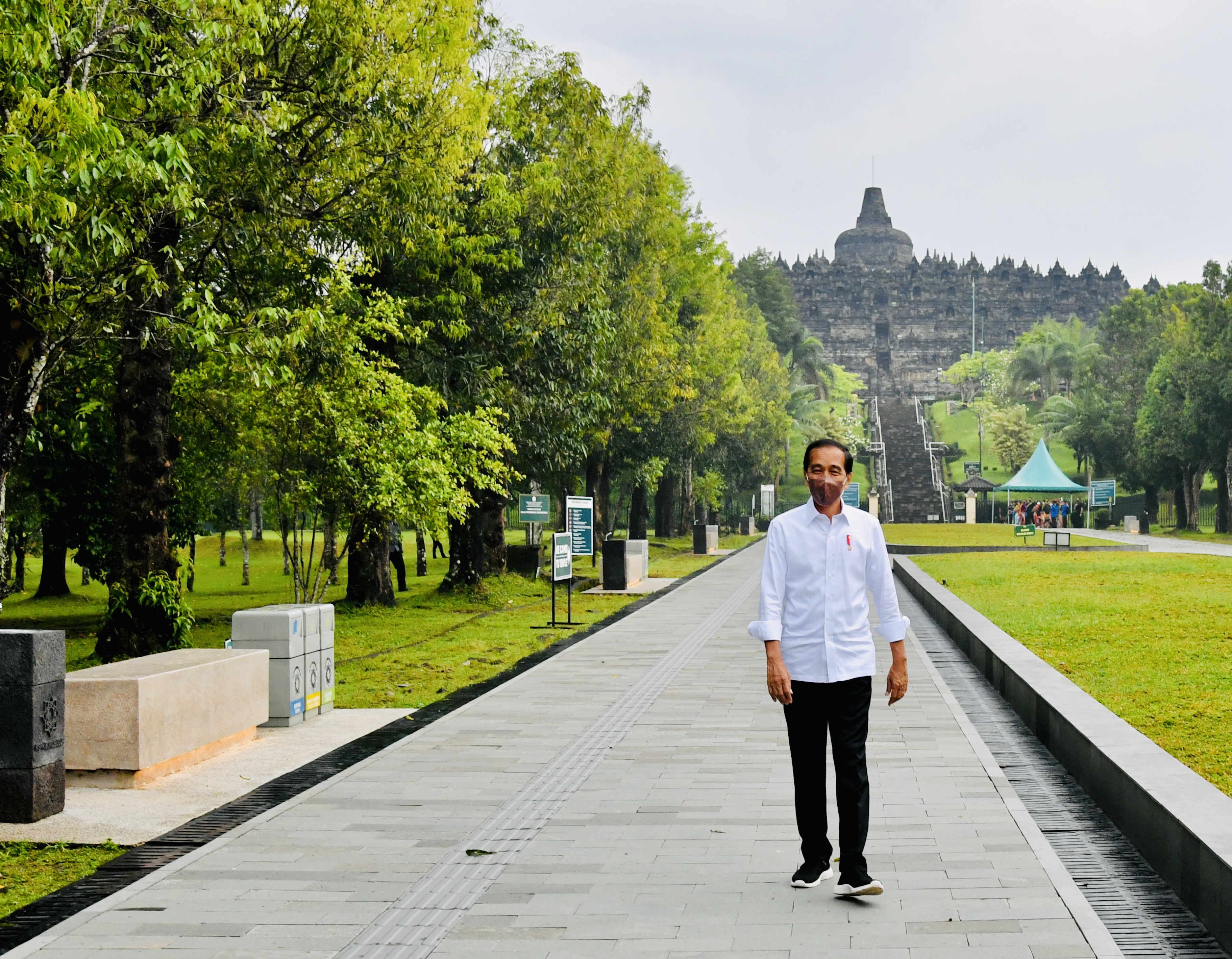 Presiden Joko Widodo (tengah) saat melakukan kunjungan kerja ke Candi Borobudur, Magelang, Jateng.