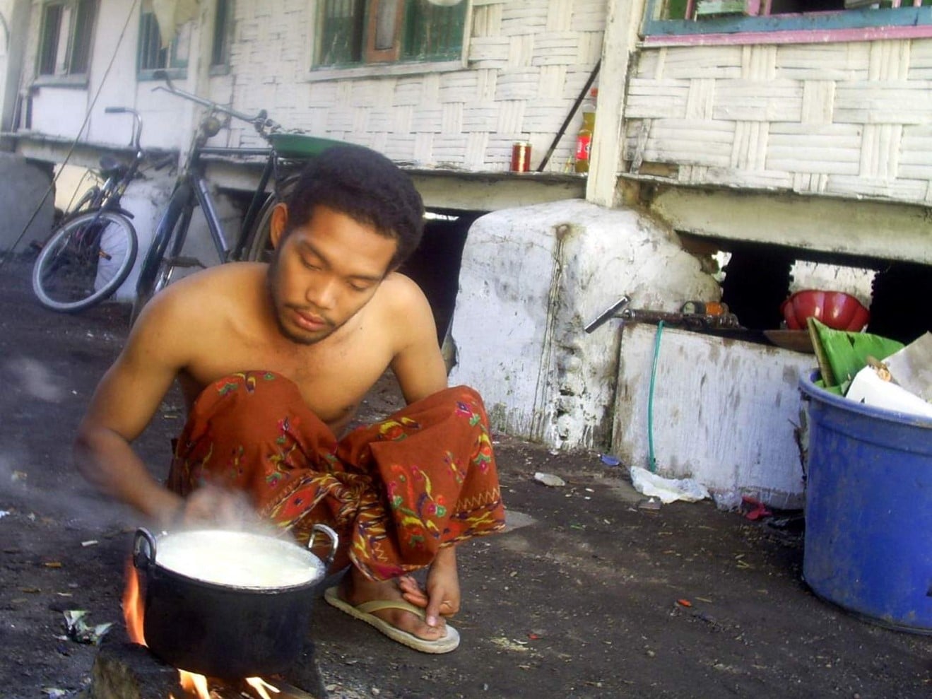 Seorang santri Pondok Pesantren Siwalan Panji, Kecamatan Buduran, Sidoarjo, tengah menanak nasi (ngliwet) untuk persiapan berbuka puasa.