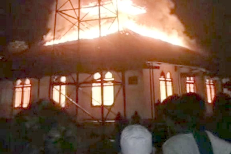 Sejumlah warga berkerumun di sekitar masjid yang terbakar di Desa Lembang, Kecamatan Leles, Kabupaten Garut