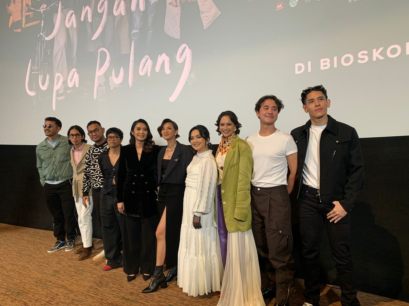 Para pemain dan kru film Jalan yang Jauh Jangan Lupa Pulang, di Jakarta, Jumat (27/1). 