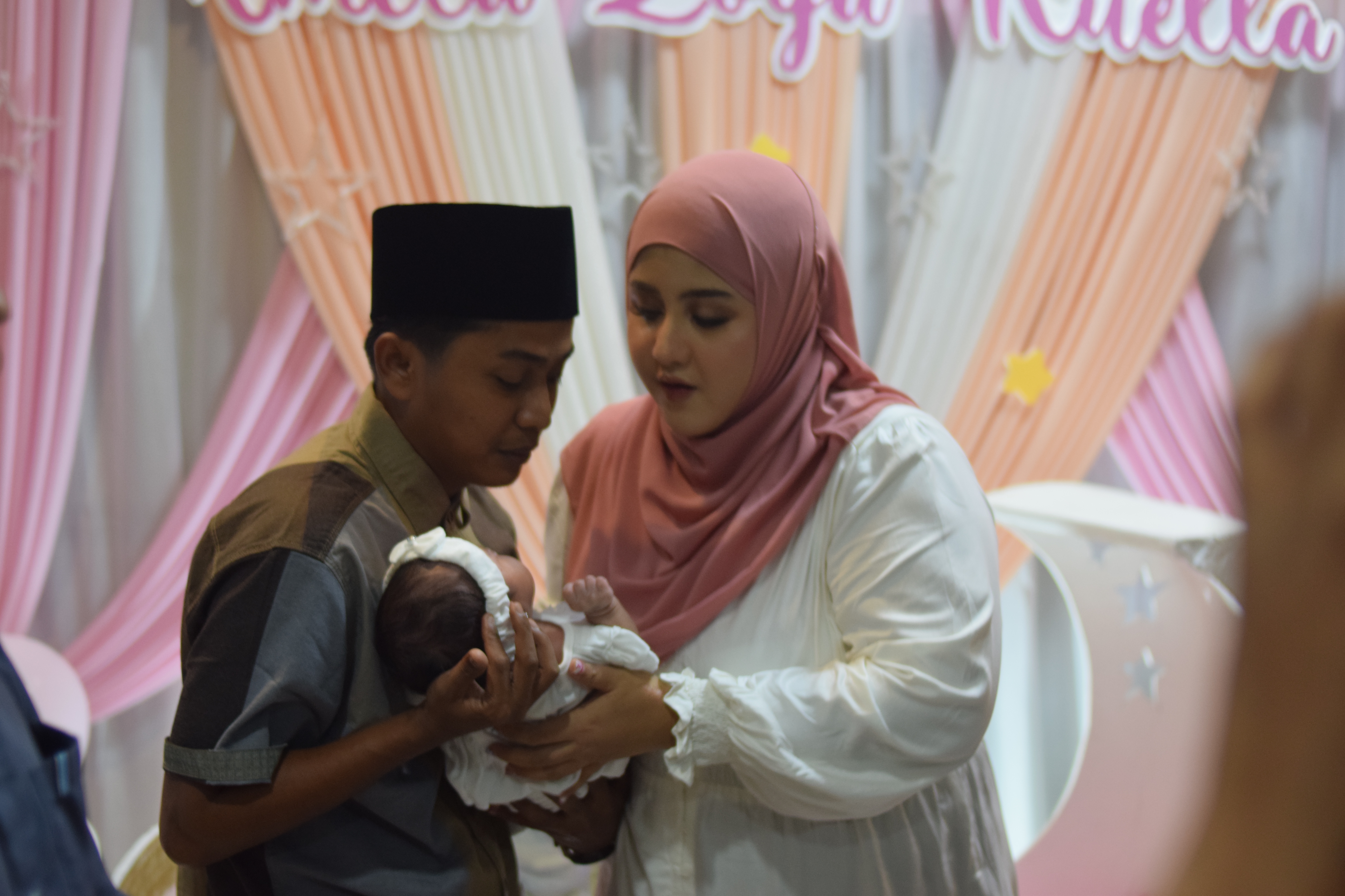 Pasangan selebgram Mad Kucil dan Fitria dikarunia anak pertama Amela Zoya Ruella.