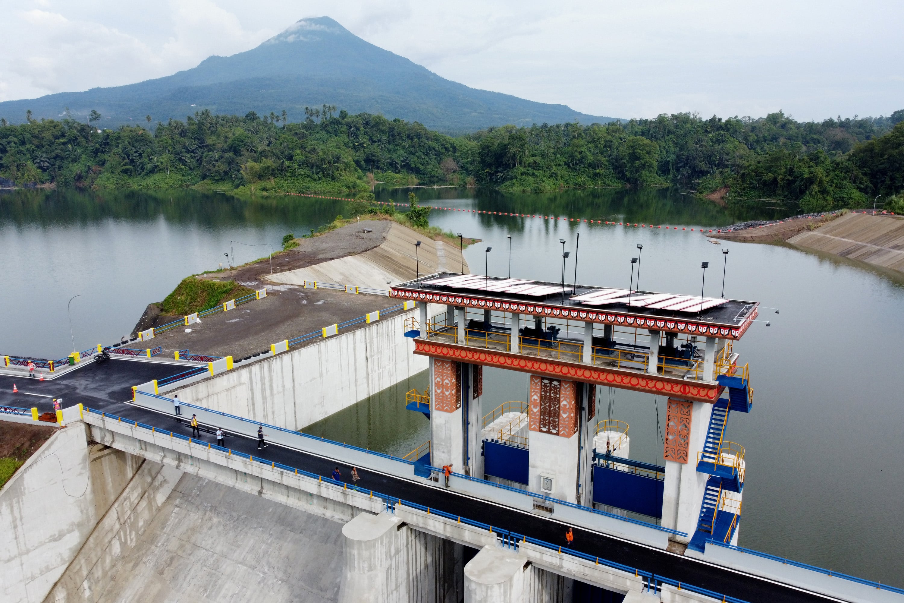 Ilustrasi--Foto udara bendungan Kuwil Kawangkoan berlatar Gunung Klabat di Minahasa Utara, Sulawesi Utara